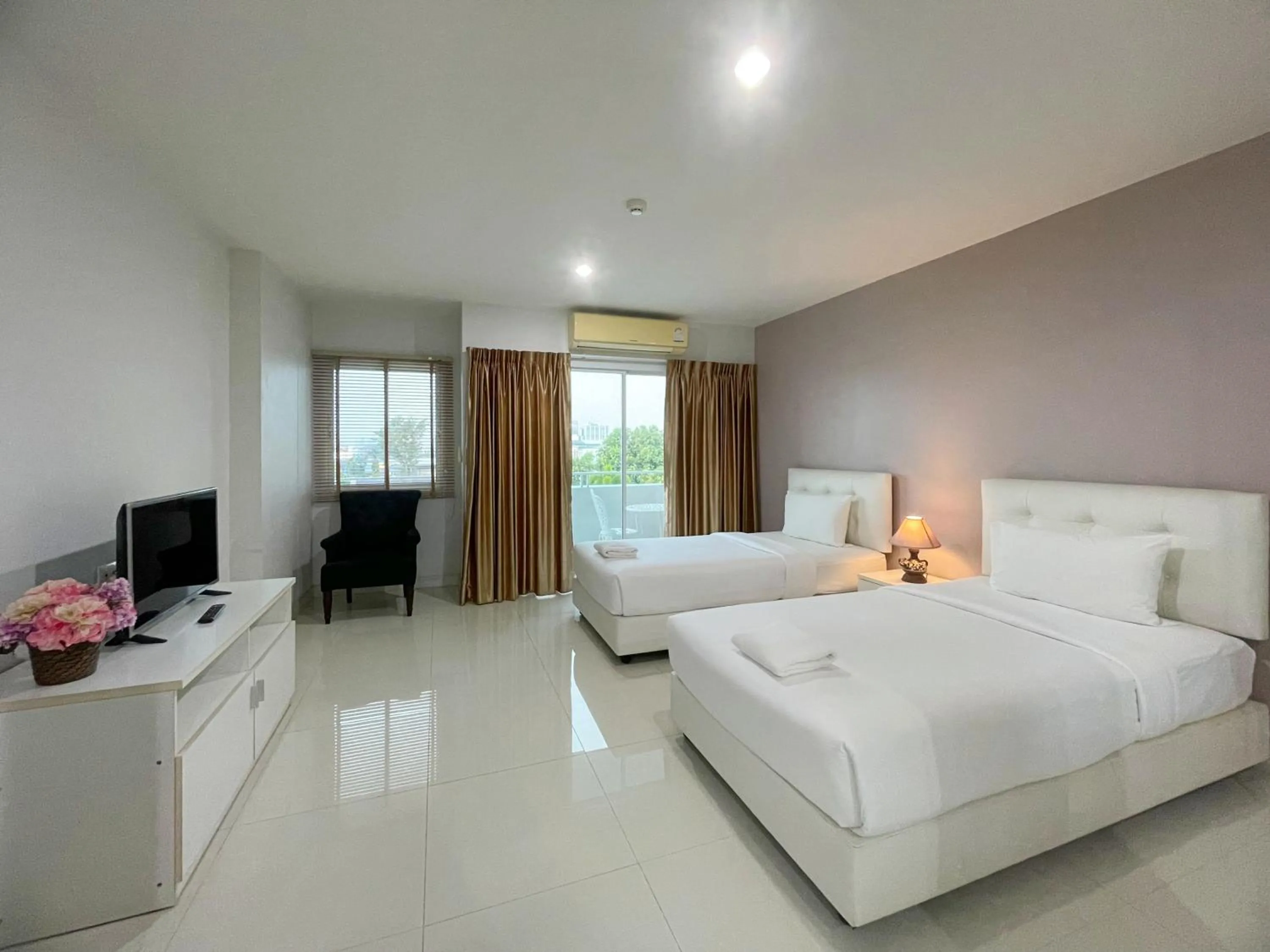 Bed in Baan Pattaya by Sabai