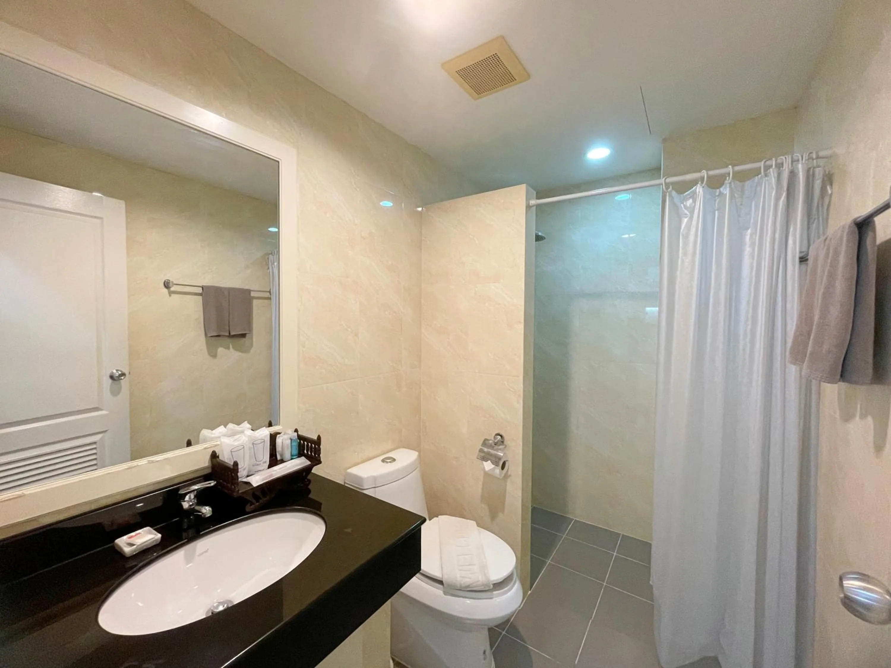 Toilet in Baan Pattaya by Sabai