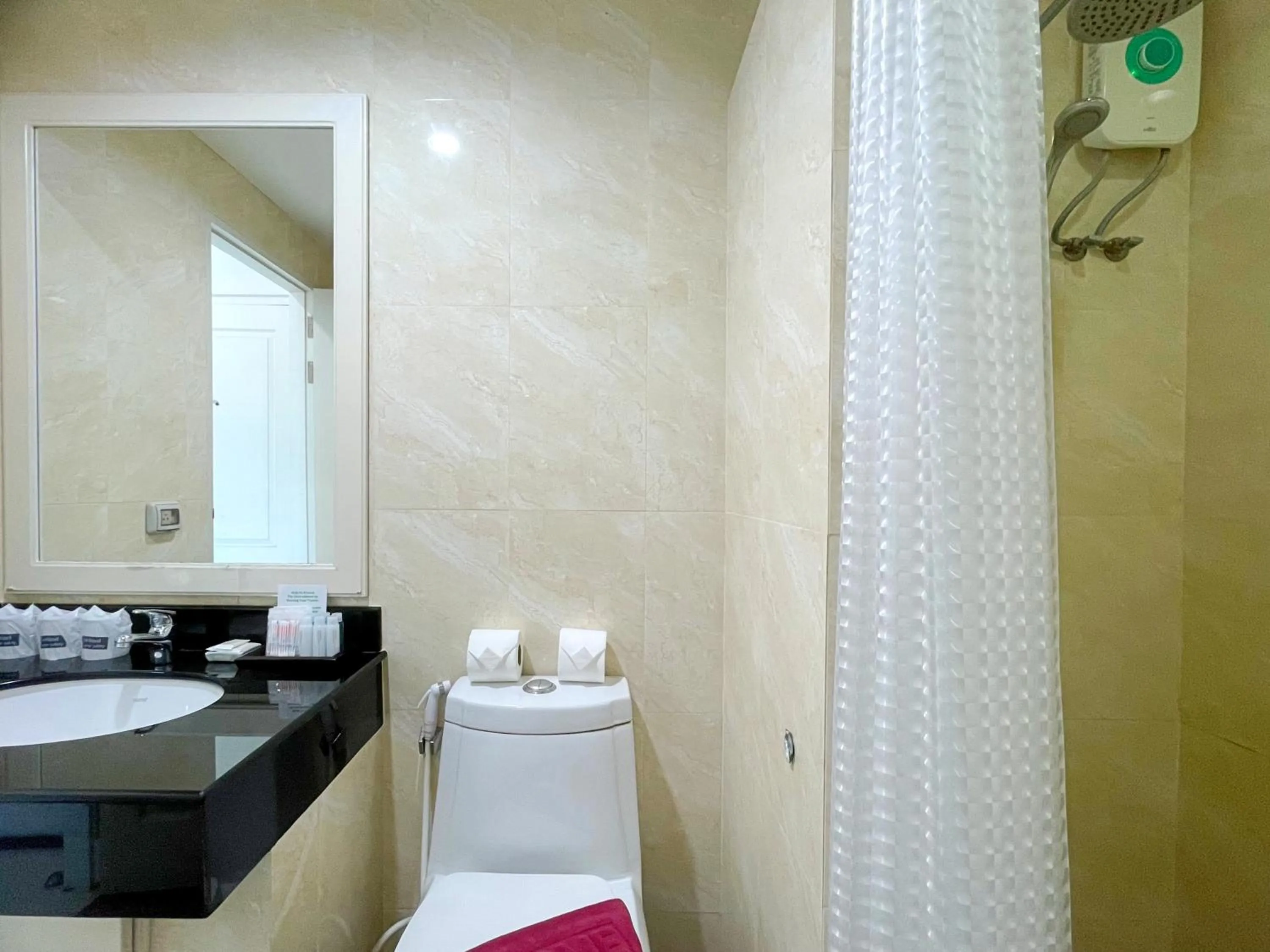 Toilet in Baan Pattaya by Sabai