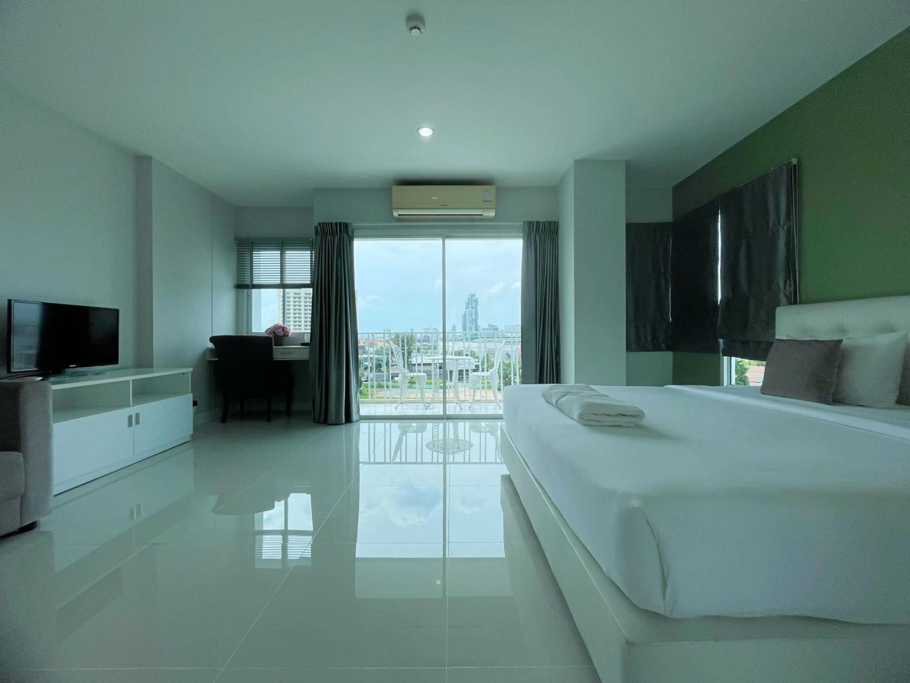 Bed in Baan Pattaya by Sabai