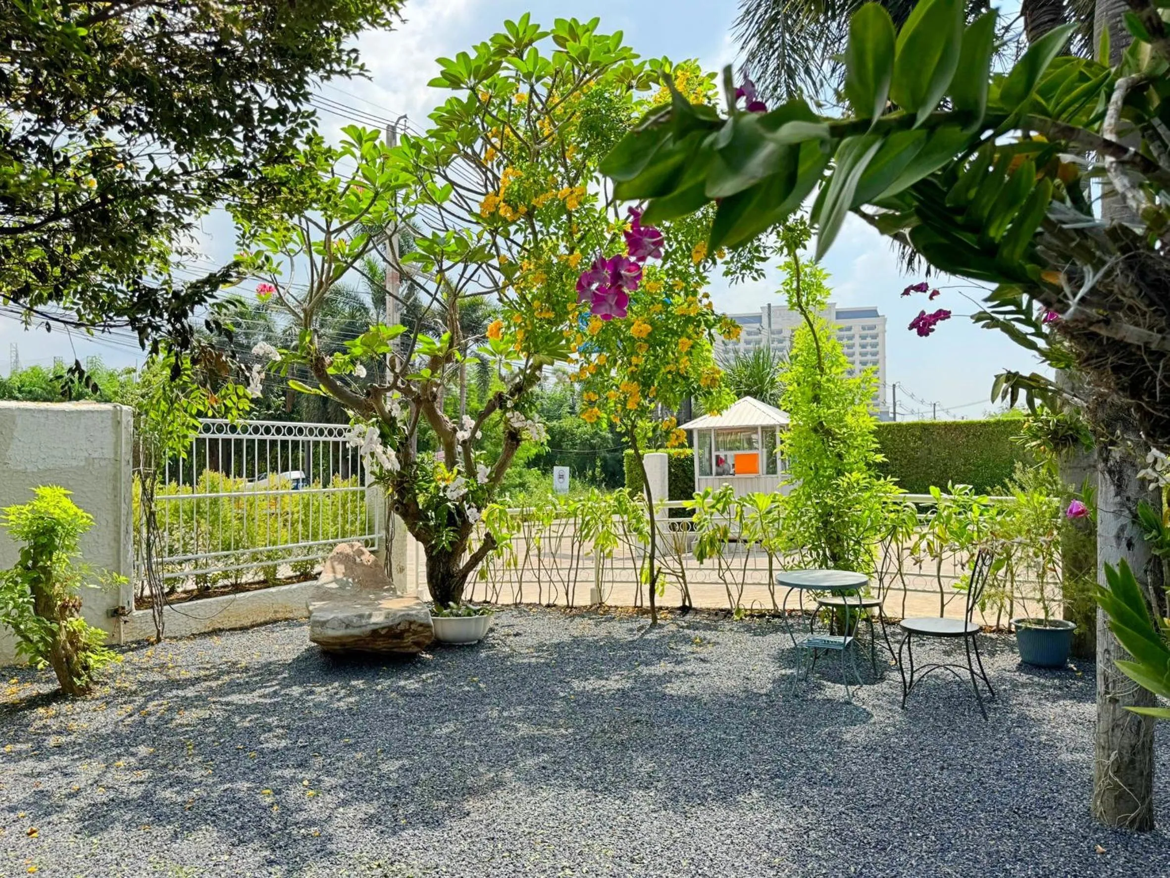 Garden in Baan Pattaya by Sabai