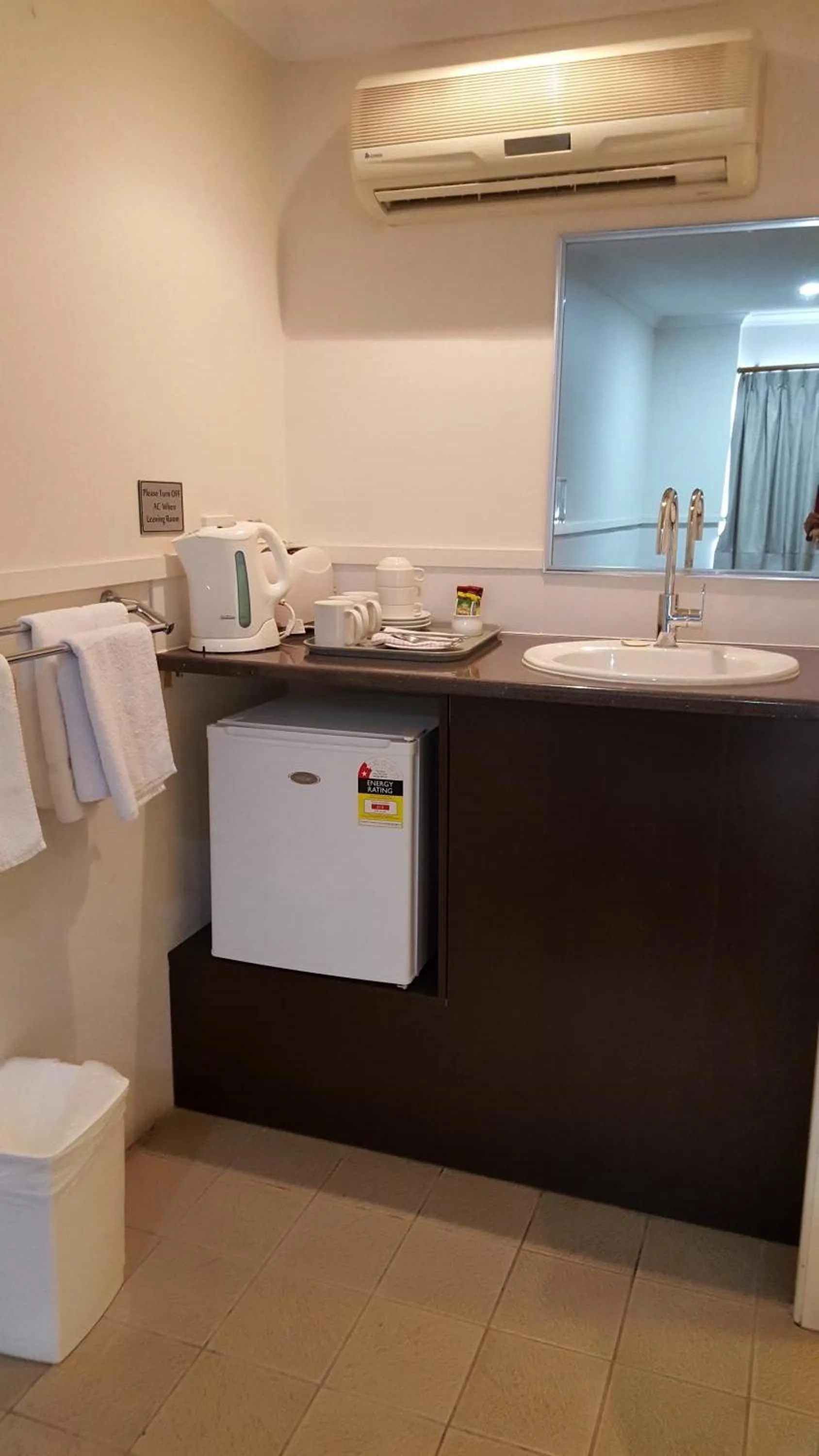 Coffee/tea facilities in The Commercial Hotel Motel