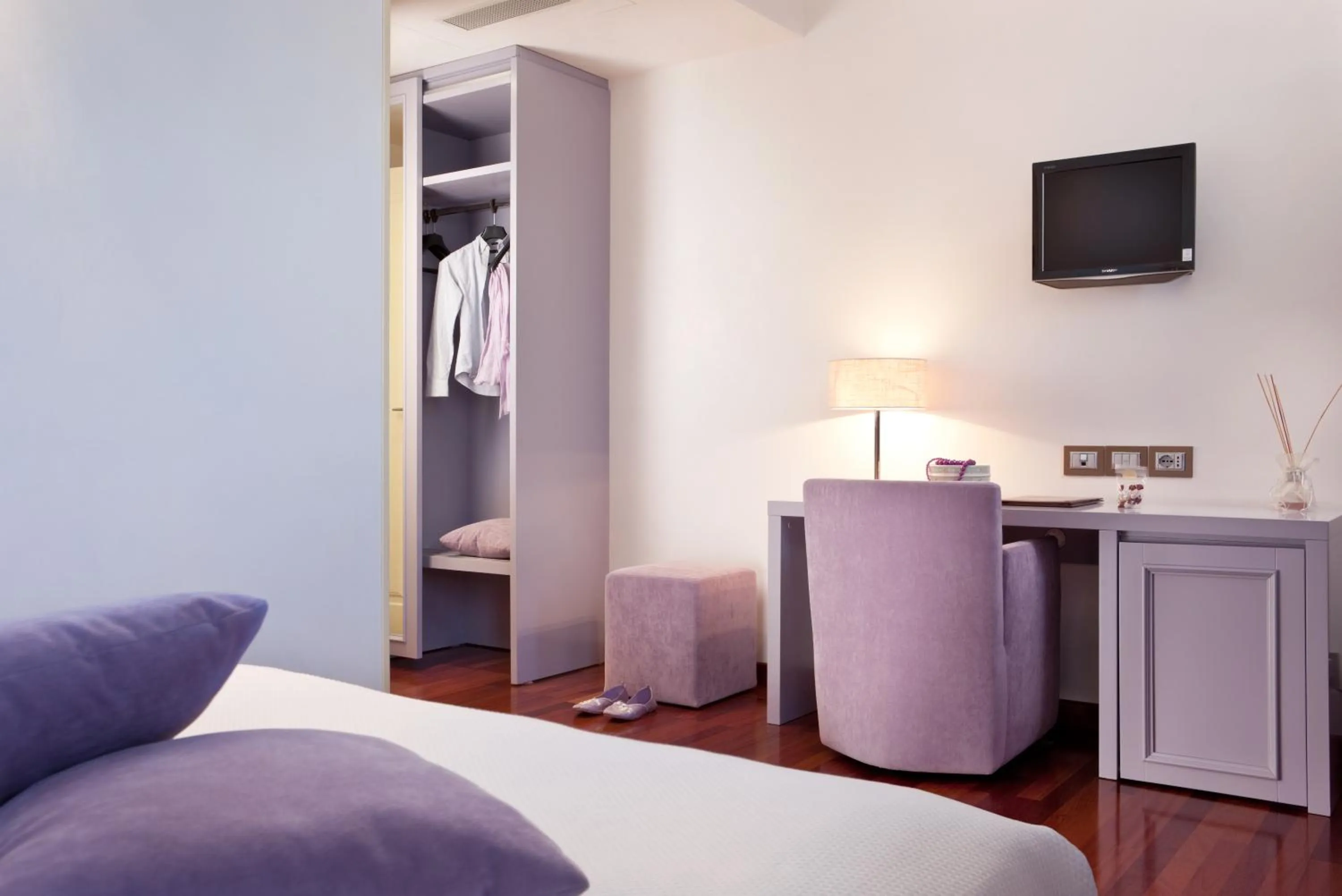 Seating area, Bed in Al Tezzon Hotel