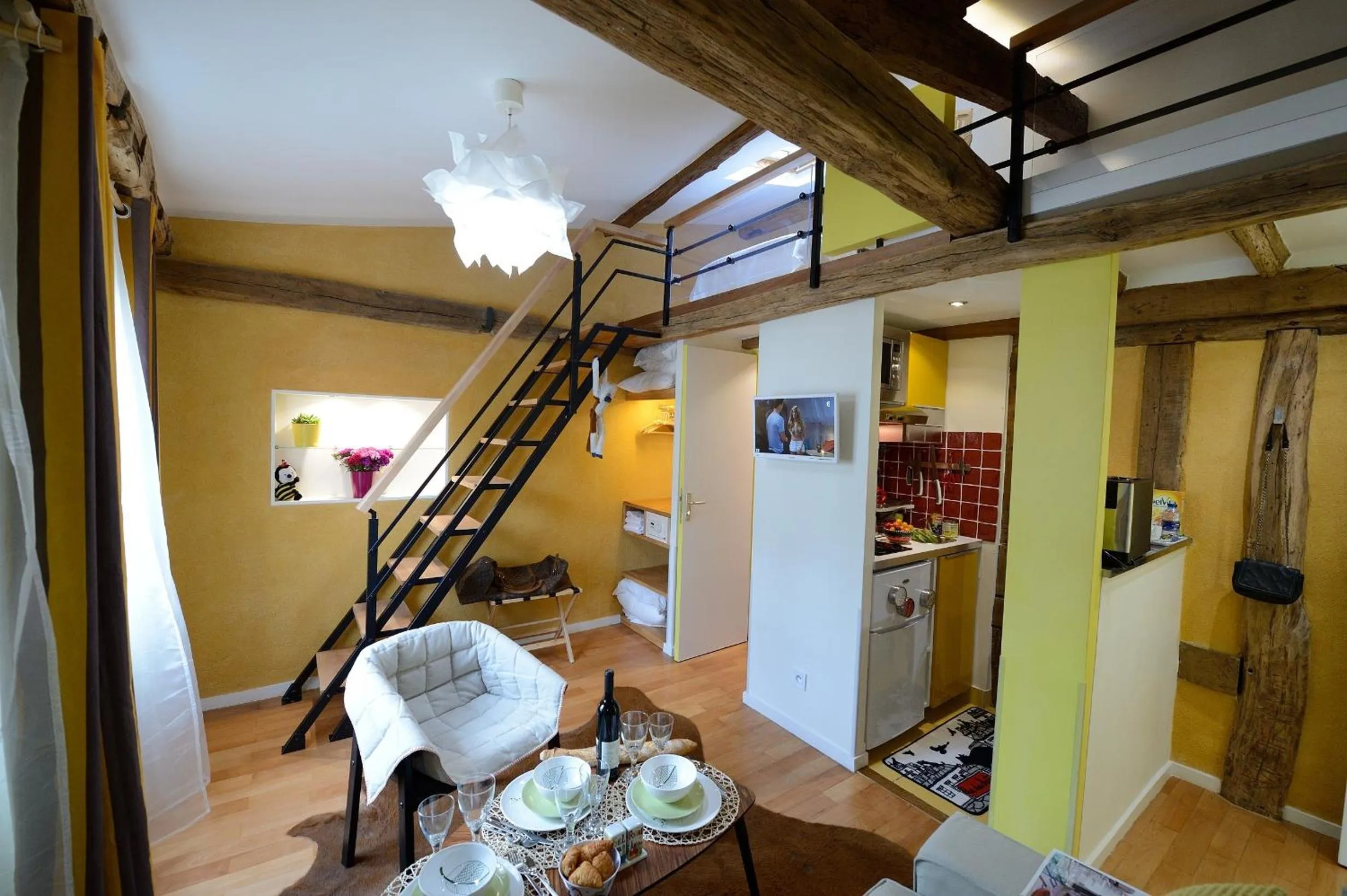 Photo of the whole room in Les Patios du Marais 2