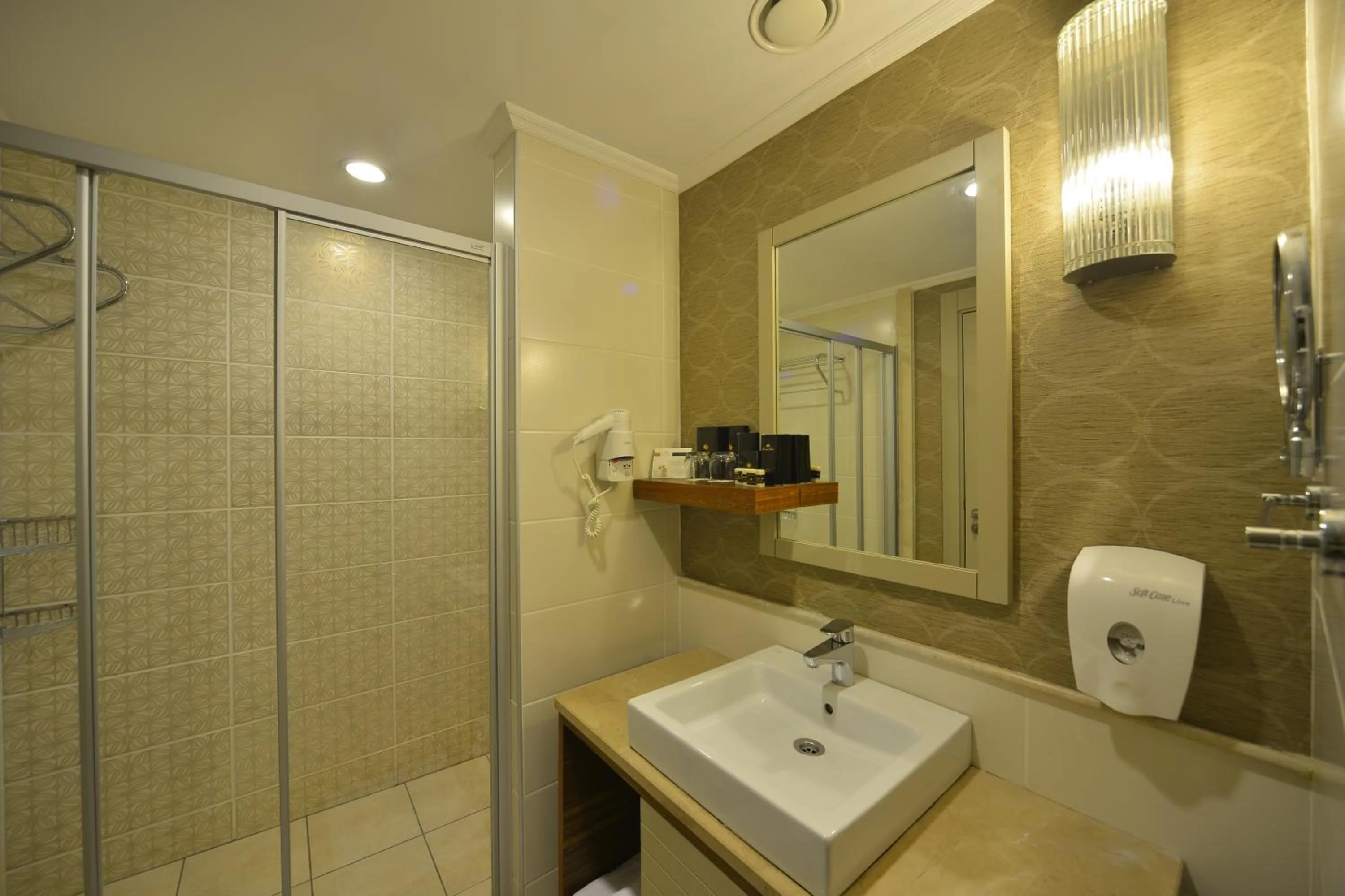 Shower in Side Crown Palace Ultra All Inclusive