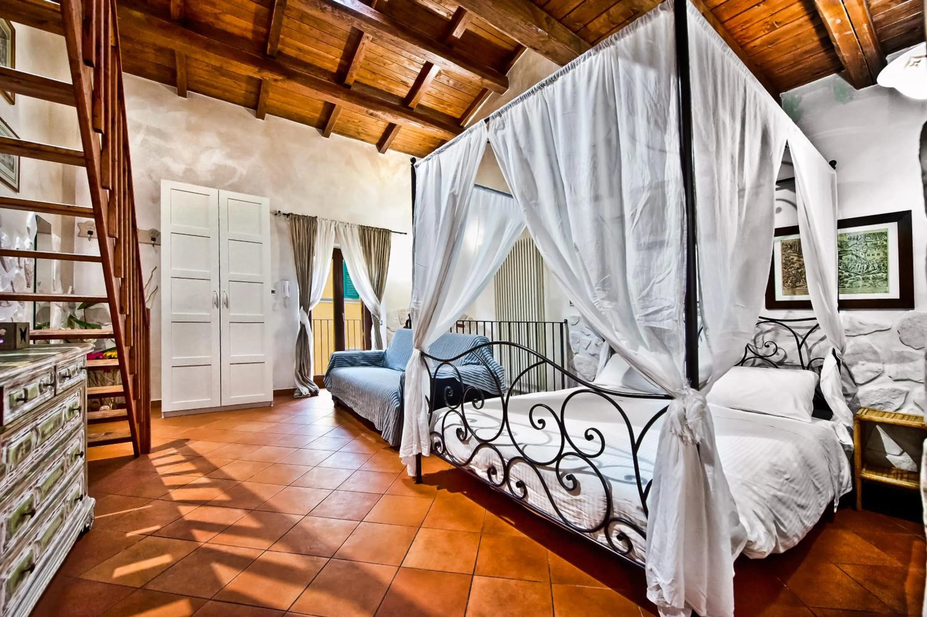 Seating area, Bed in Il Raduno