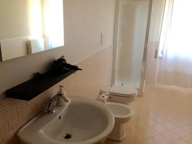 Bathroom in Residence Buelli e Dintorni