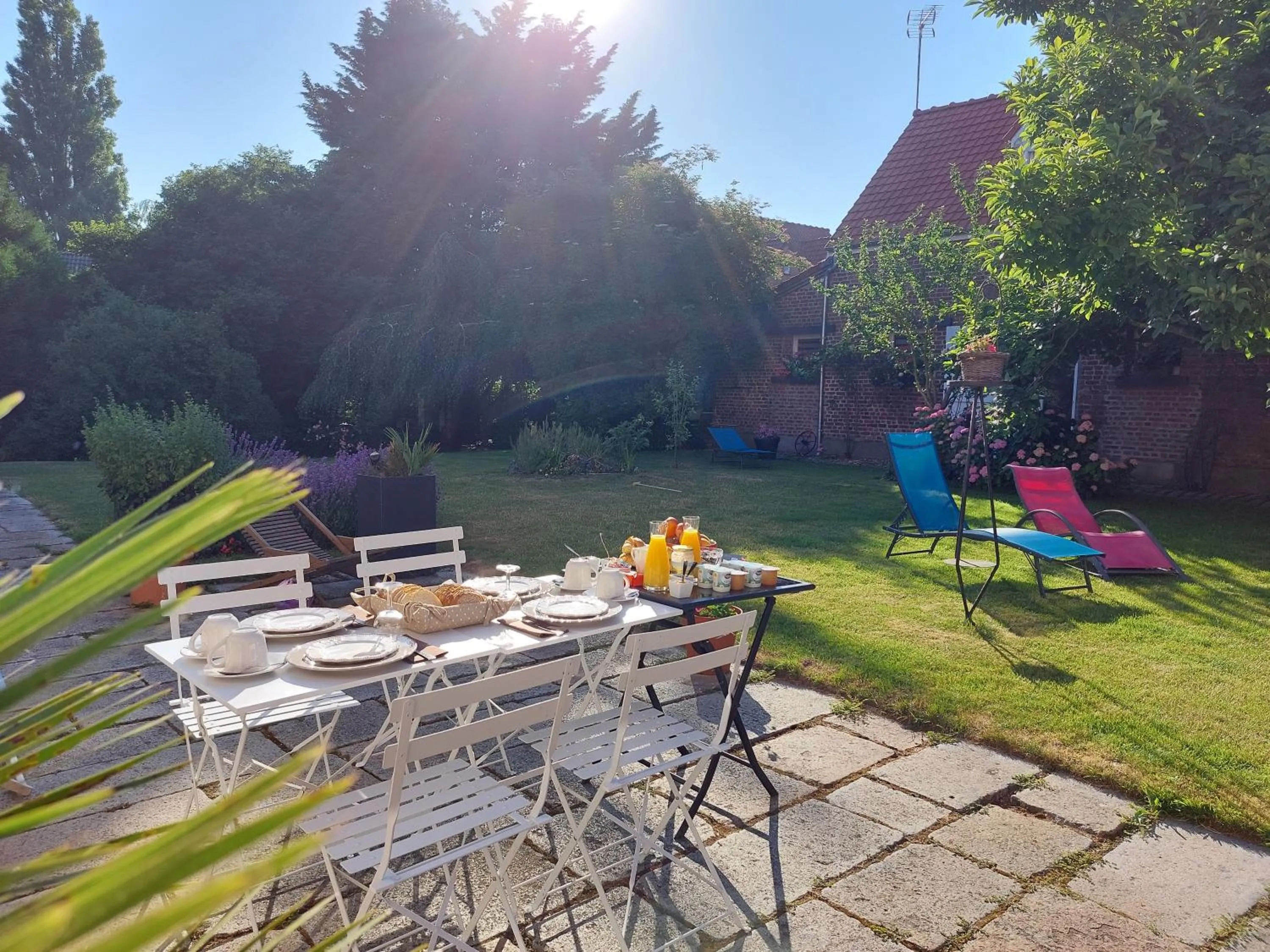 Garden in L'Heure Bleue gîtes et chambres d'hôtes