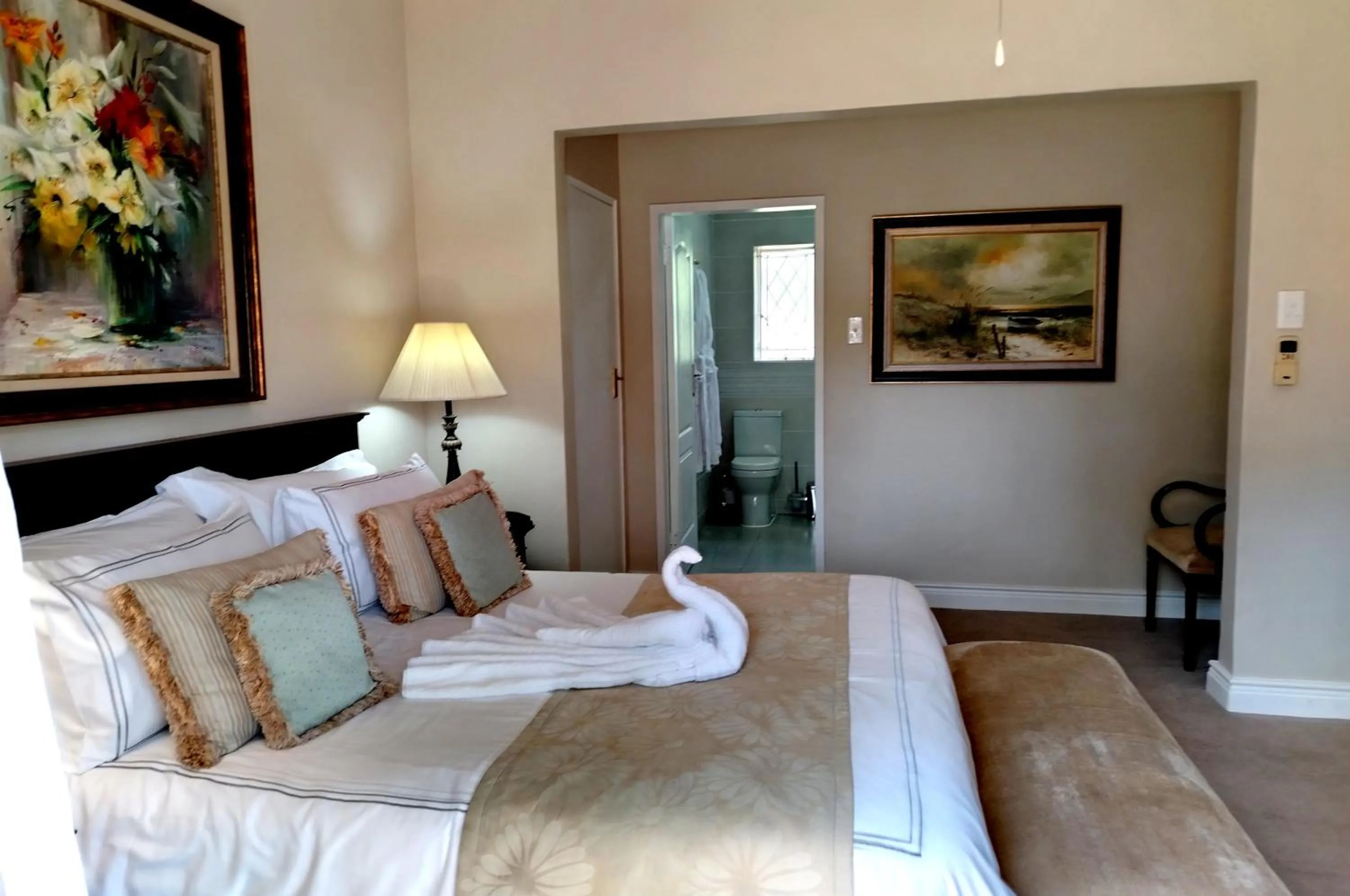 Photo of the whole room, Bed in Royal Ridge Guesthouse