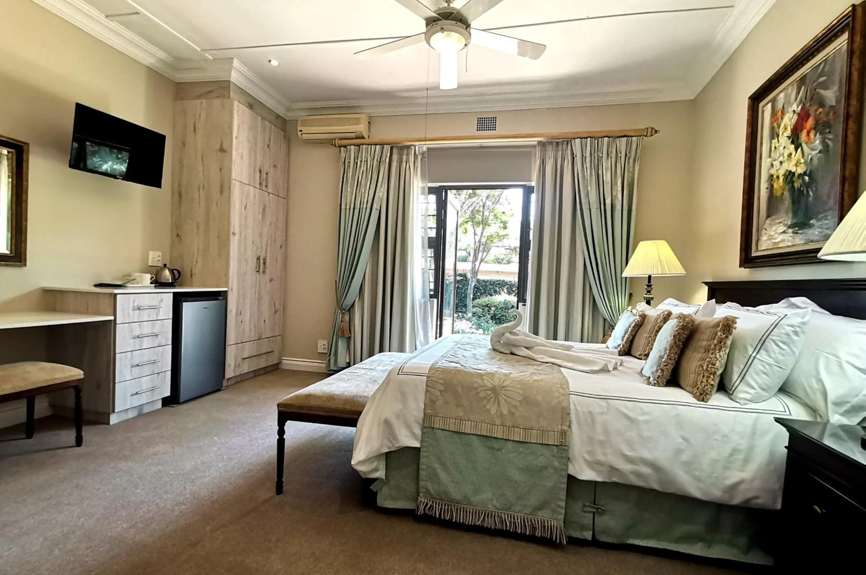 Bed in Royal Ridge Guesthouse