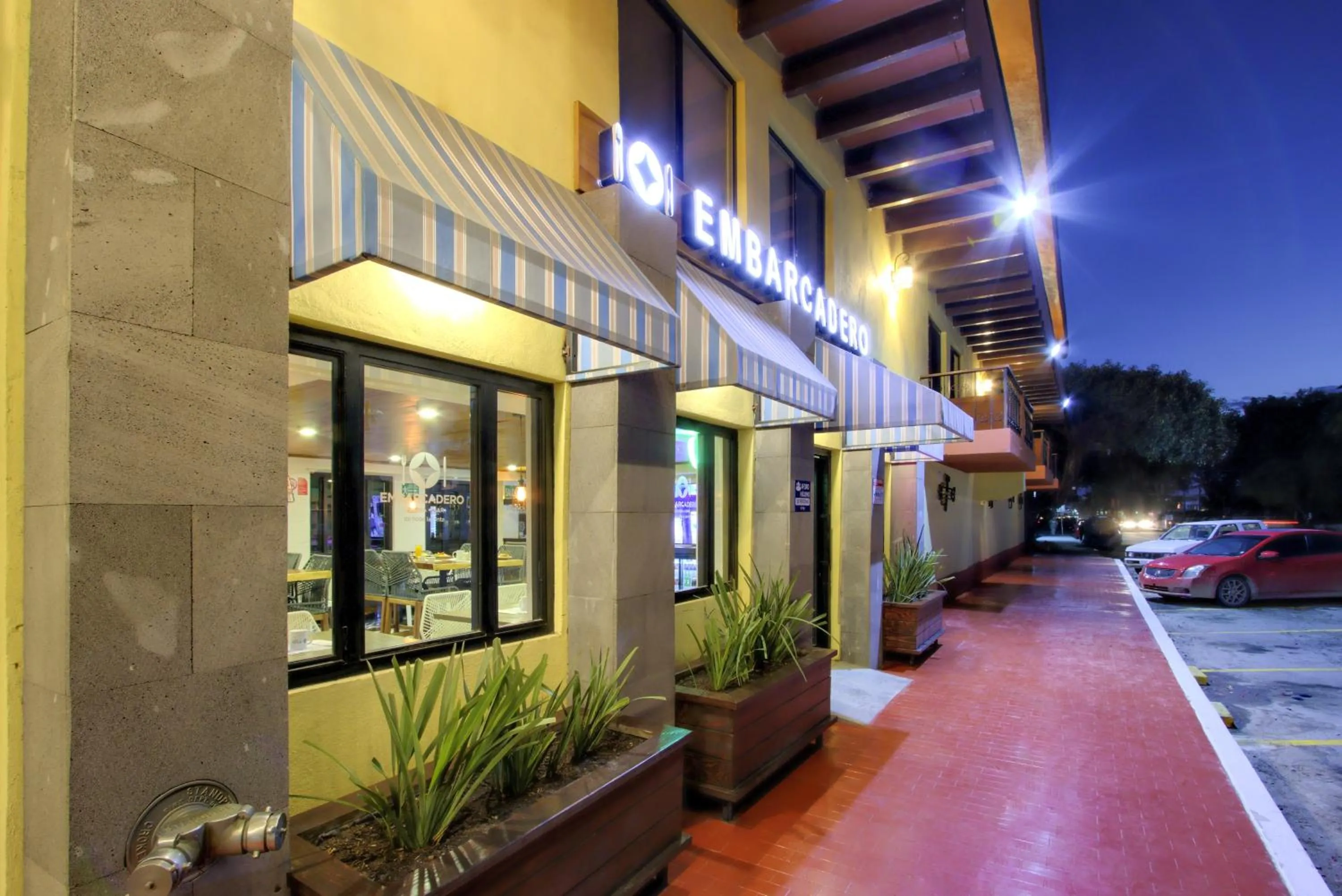 Restaurant/places to eat in La Pinta Hotel