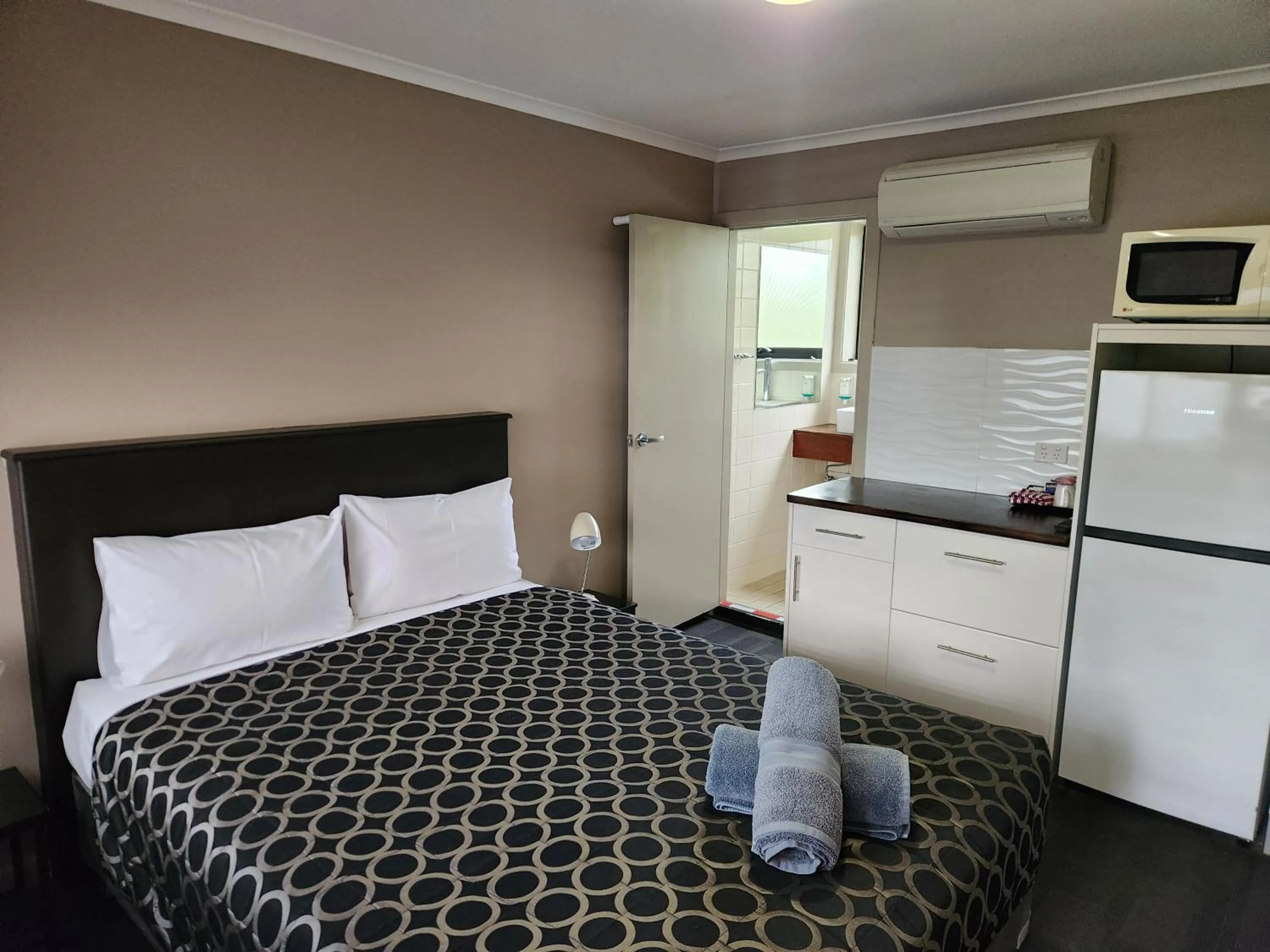 Coffee/tea facilities, Bed in Narrabri Motel and Caravan Park