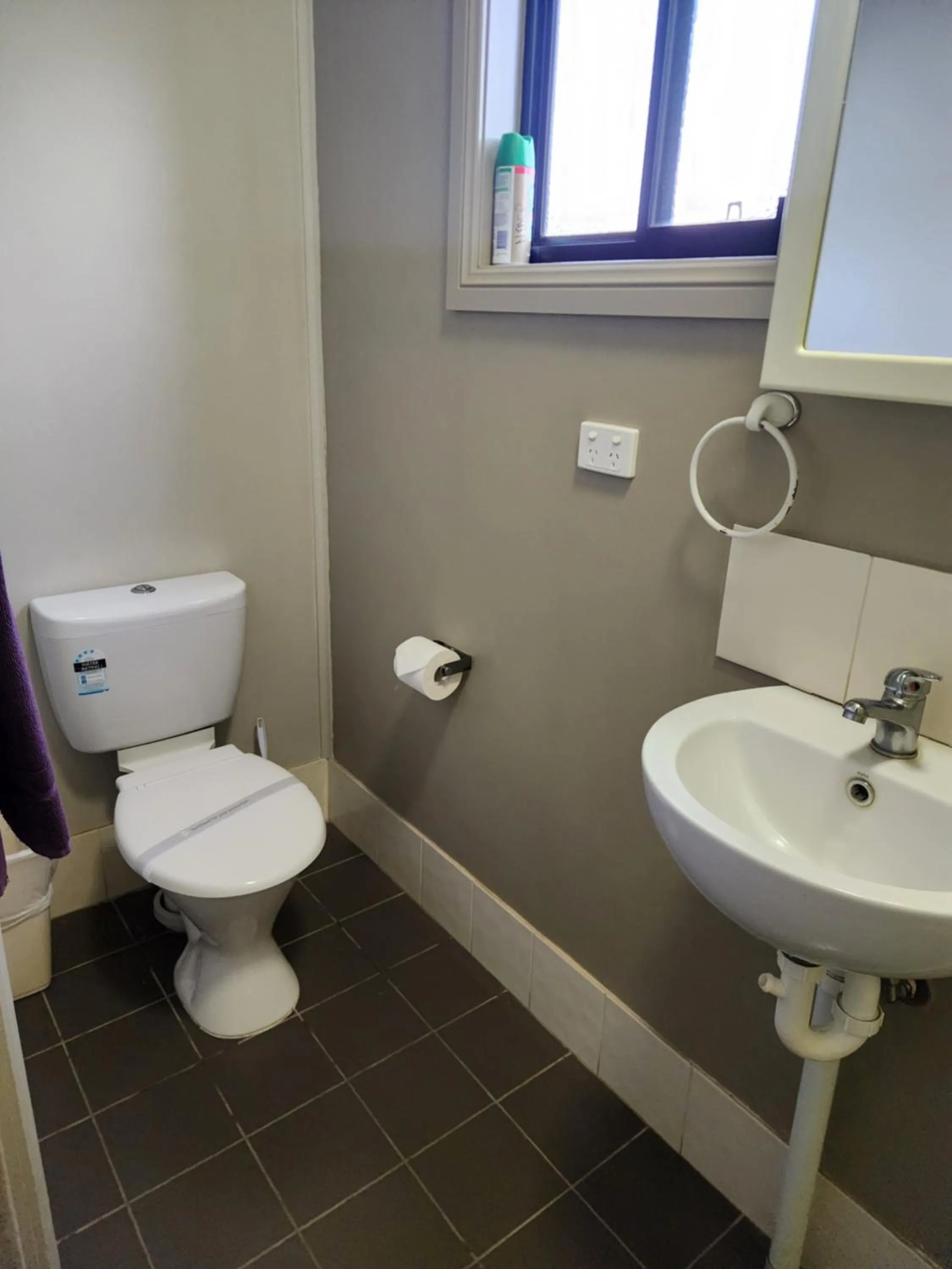 Bathroom in Narrabri Motel and Caravan Park