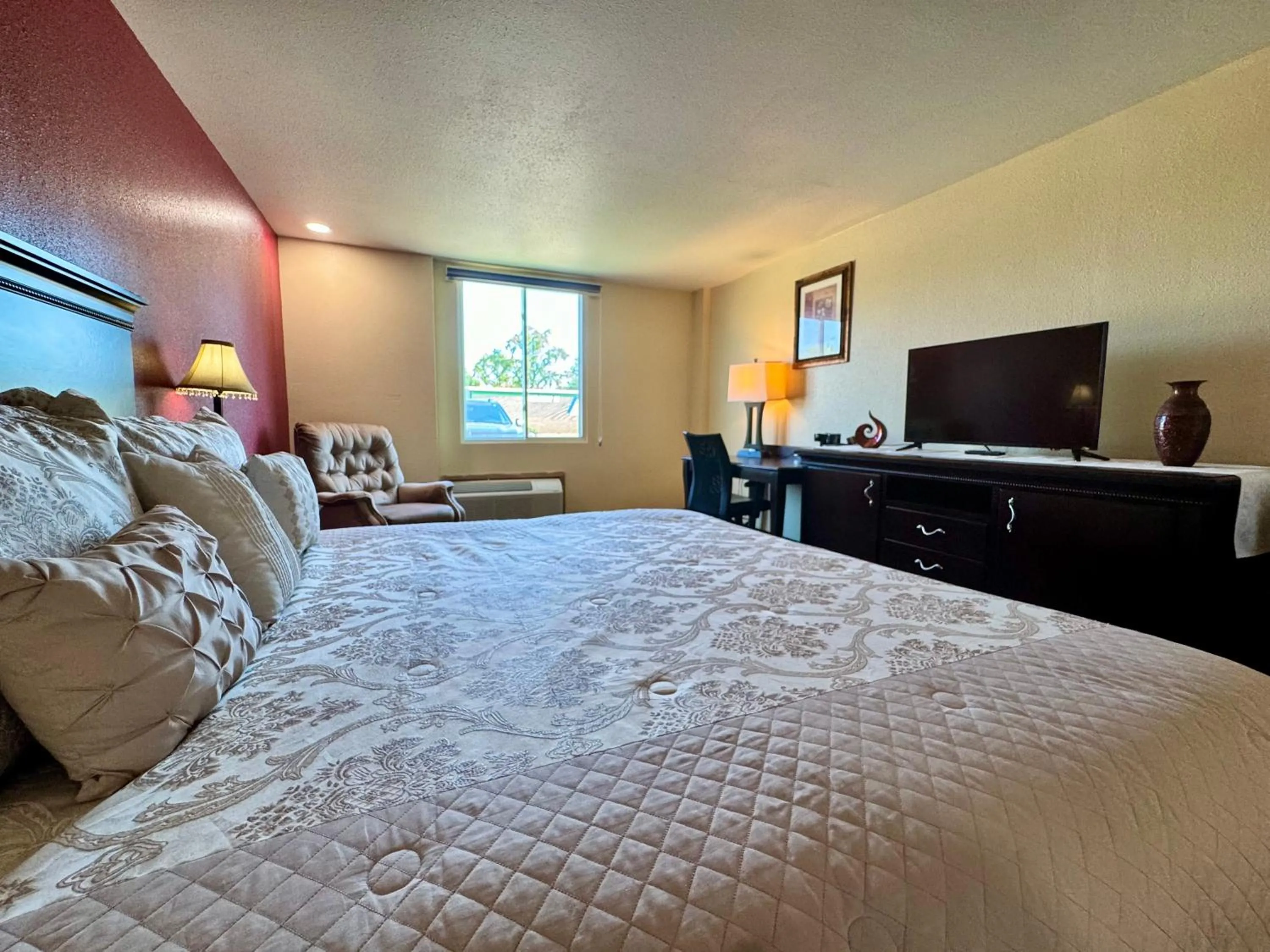 View (from property/room), Bed in FairBridge Inn Express Hiawatha