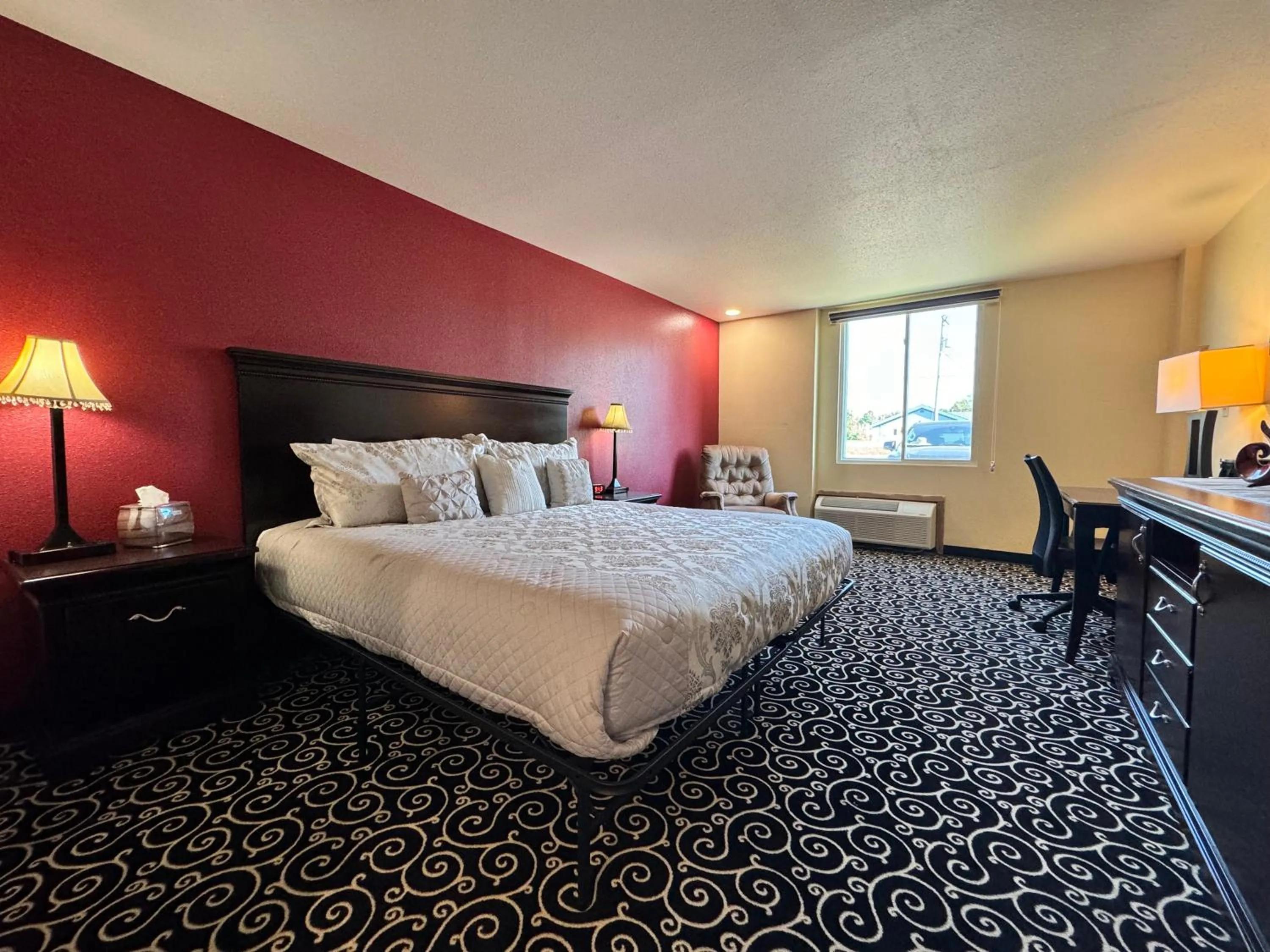 View (from property/room), Bed in FairBridge Inn Express Hiawatha