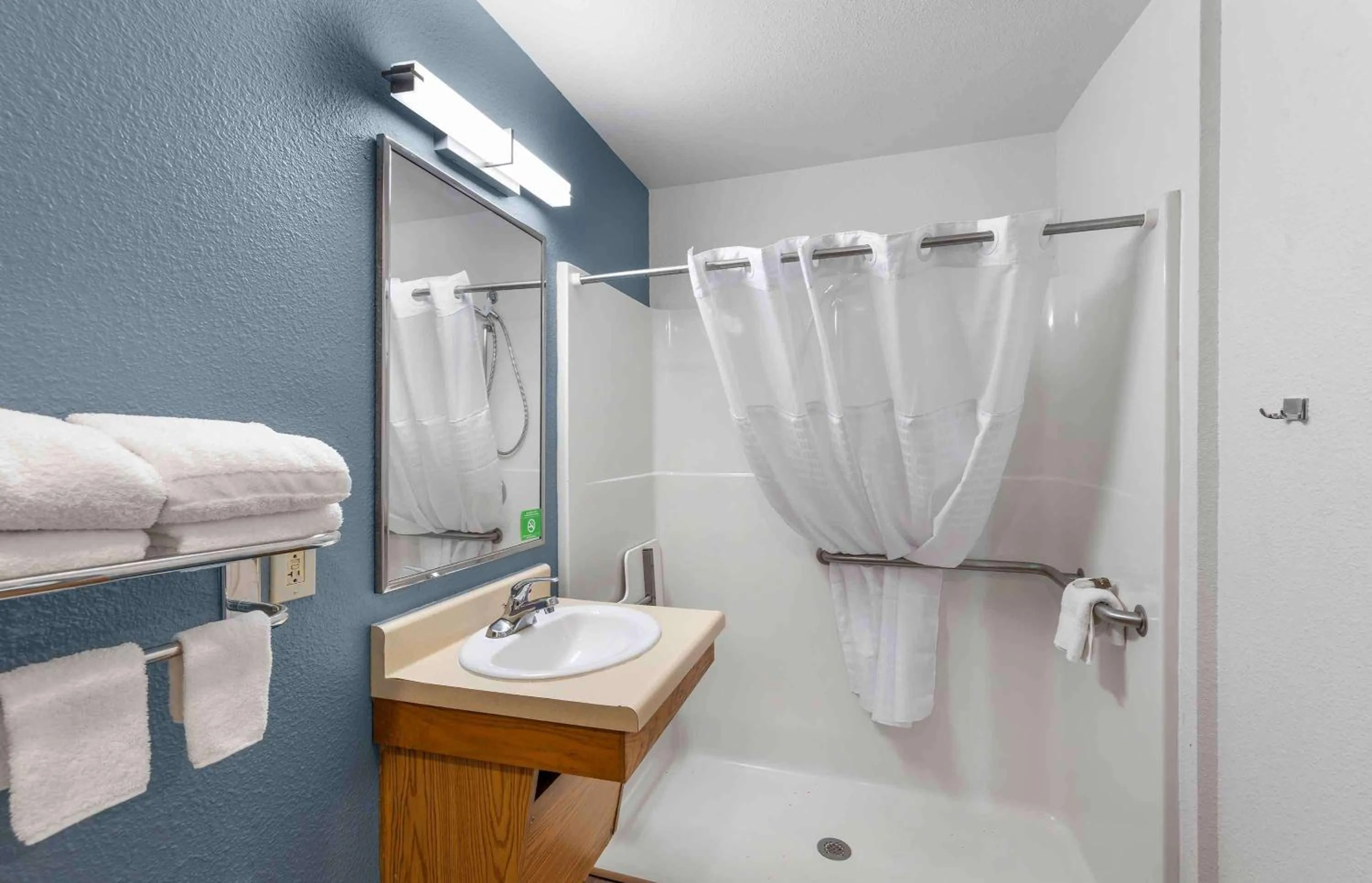 Bathroom in Extended Stay America Select Suites - Birmingham - Bessemer
