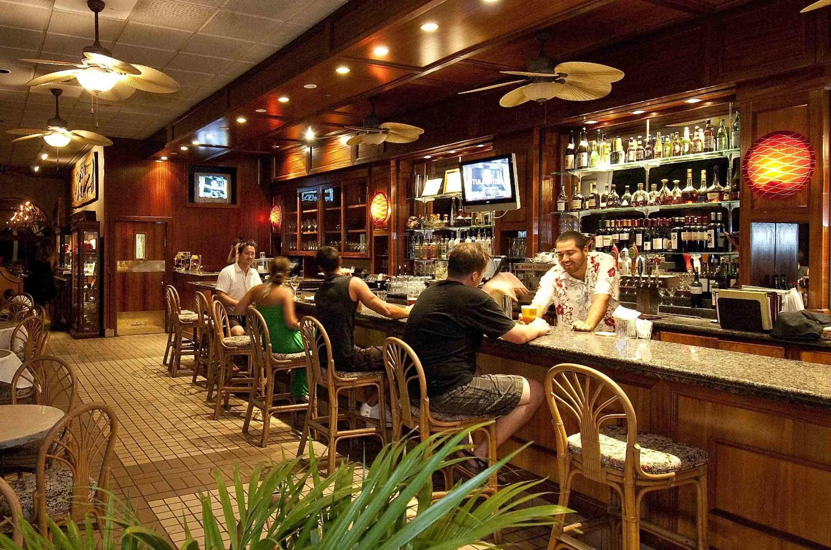 Lounge or bar in Mana Kai Maui - Official Onsite Rental Company