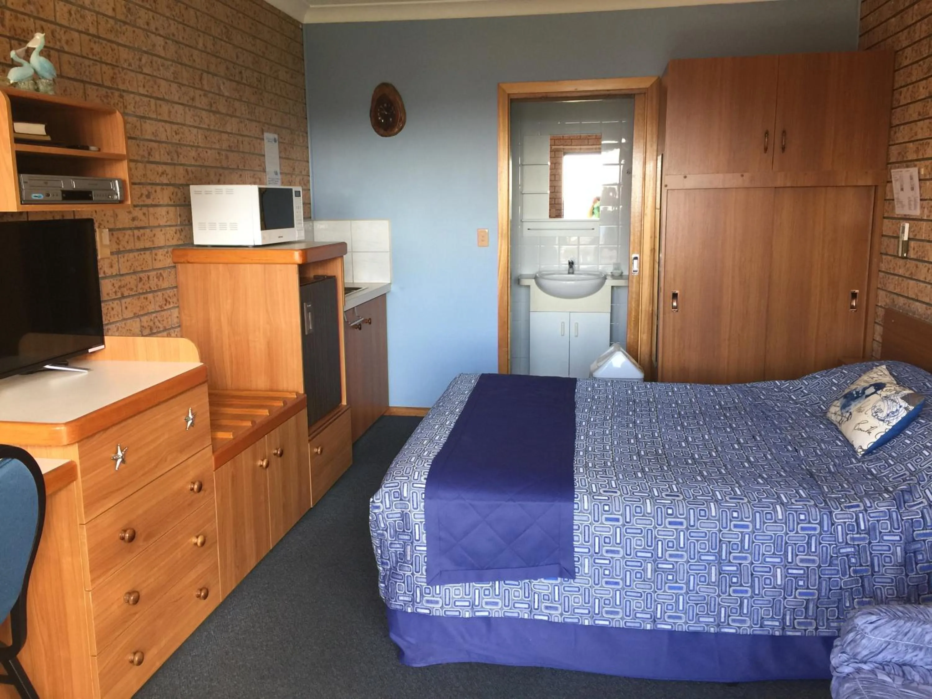 Bed in Whale Fisher Motel