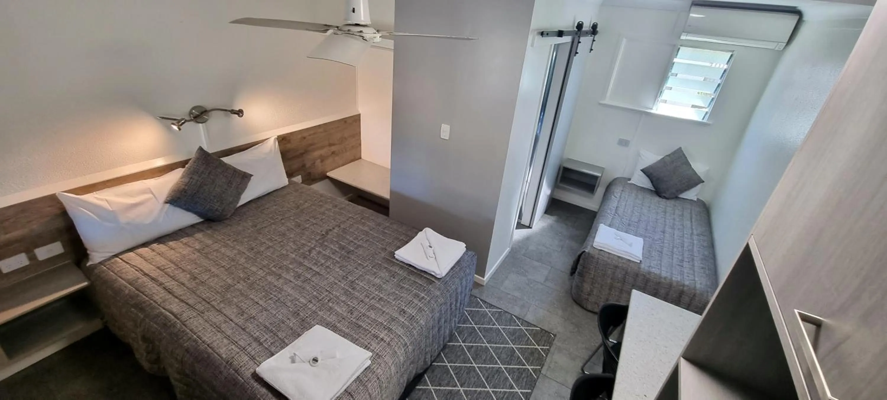 Photo of the whole room, Bed in Y Motels Kingaroy