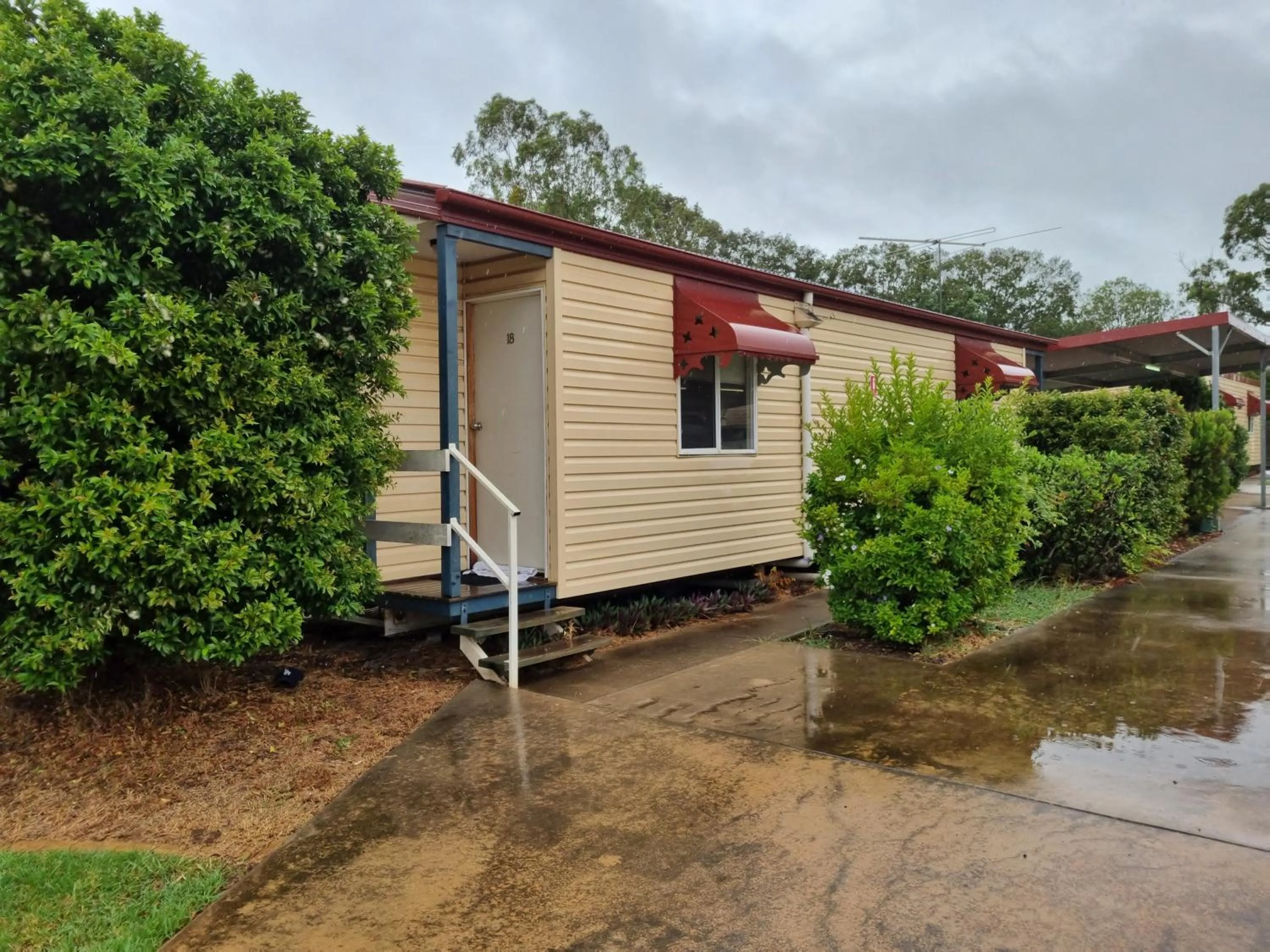 Property building in Y Motels Kingaroy