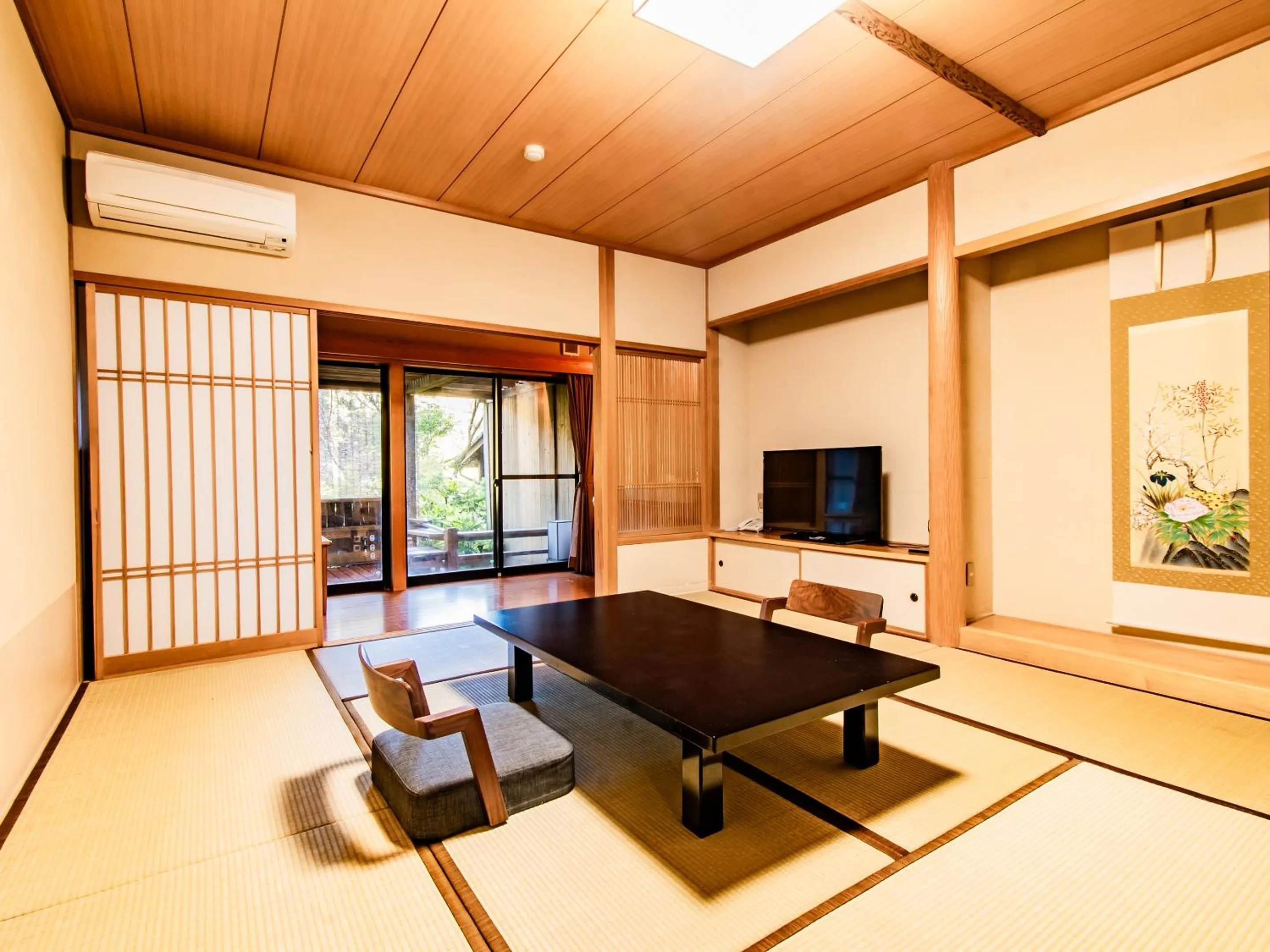 Photo of the whole room in Kirishima Momijidani Seiryuso