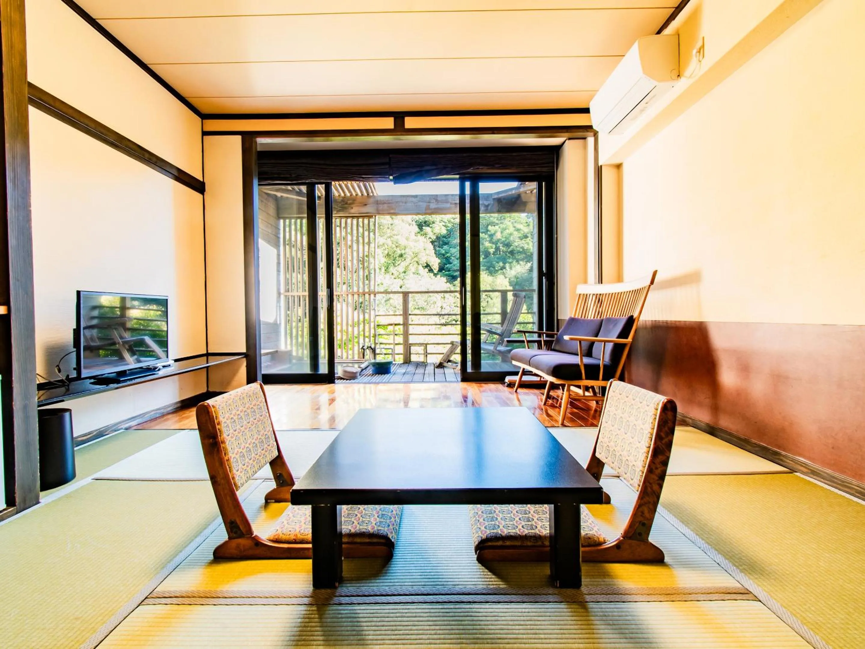 Photo of the whole room in Kirishima Momijidani Seiryuso