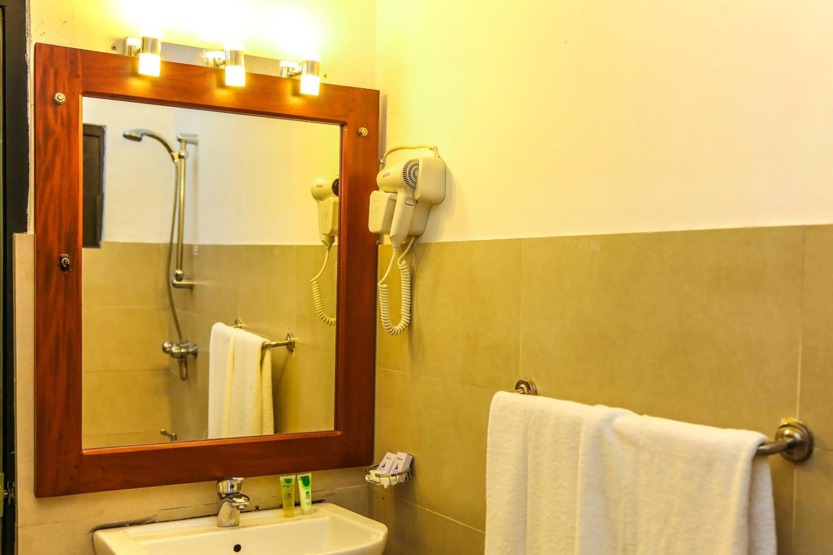 Bathroom in Oak Ray City Hotel