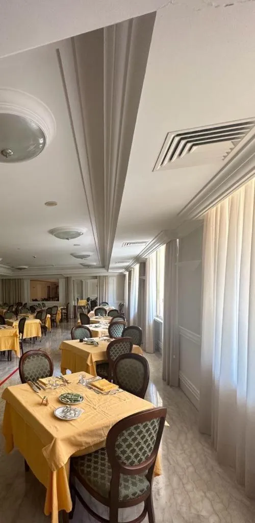 Restaurant/places to eat in Mondial Park Hotel