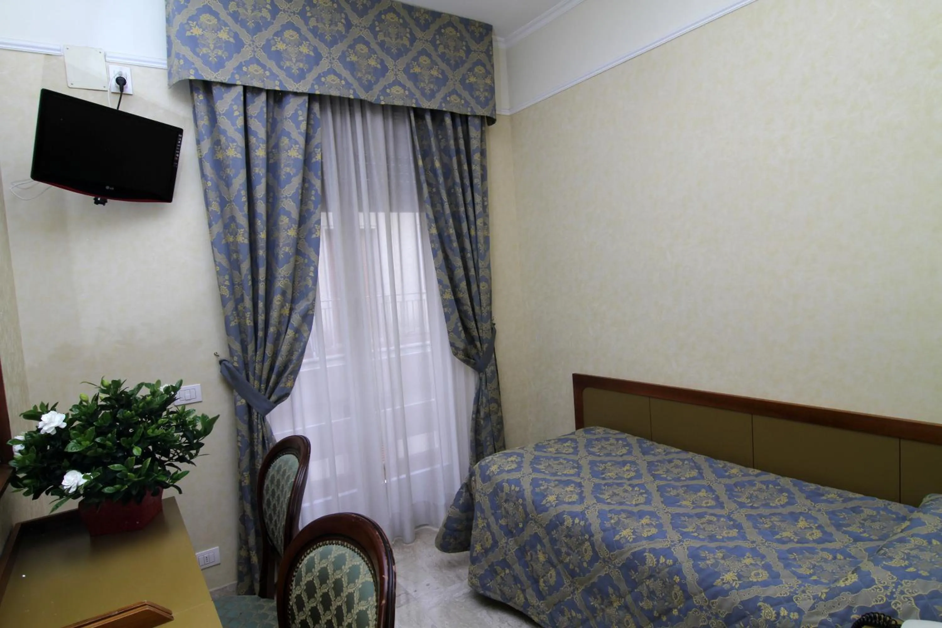 Bedroom in Mondial Park Hotel