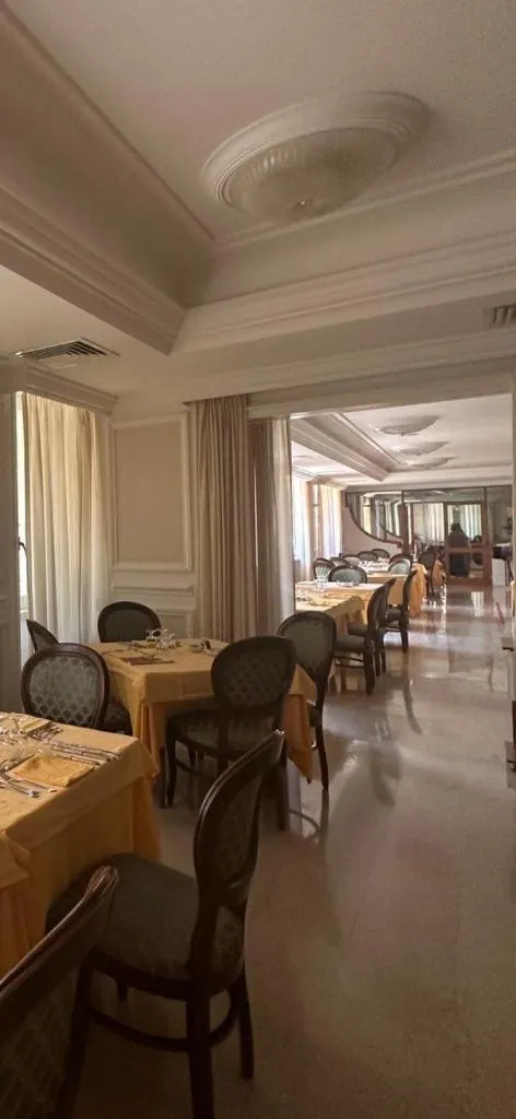 Restaurant/places to eat in Mondial Park Hotel