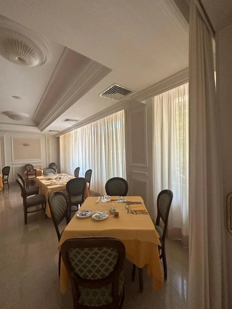 Restaurant/places to eat in Mondial Park Hotel