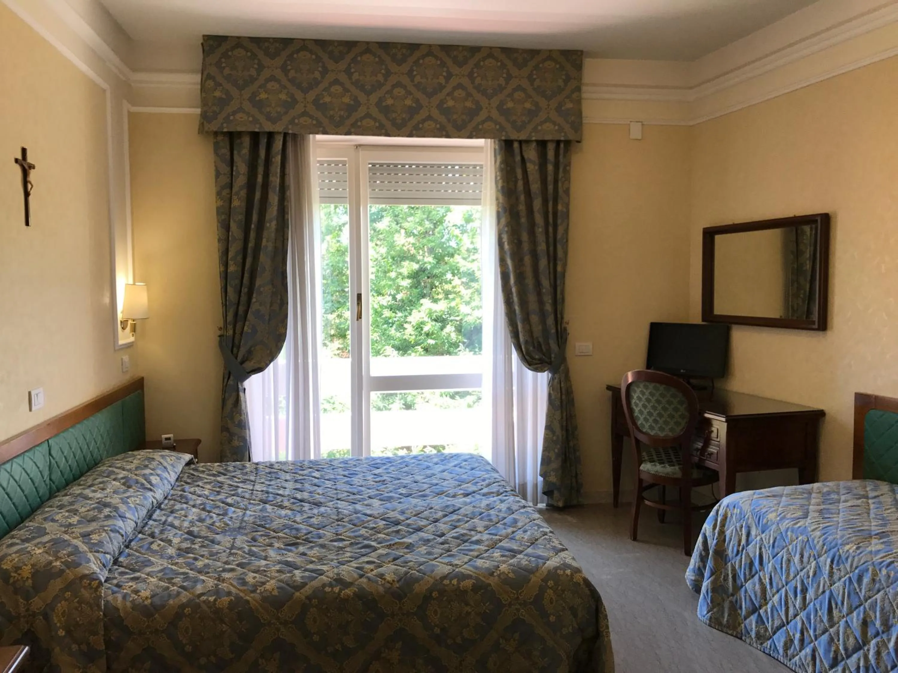 Bedroom in Mondial Park Hotel