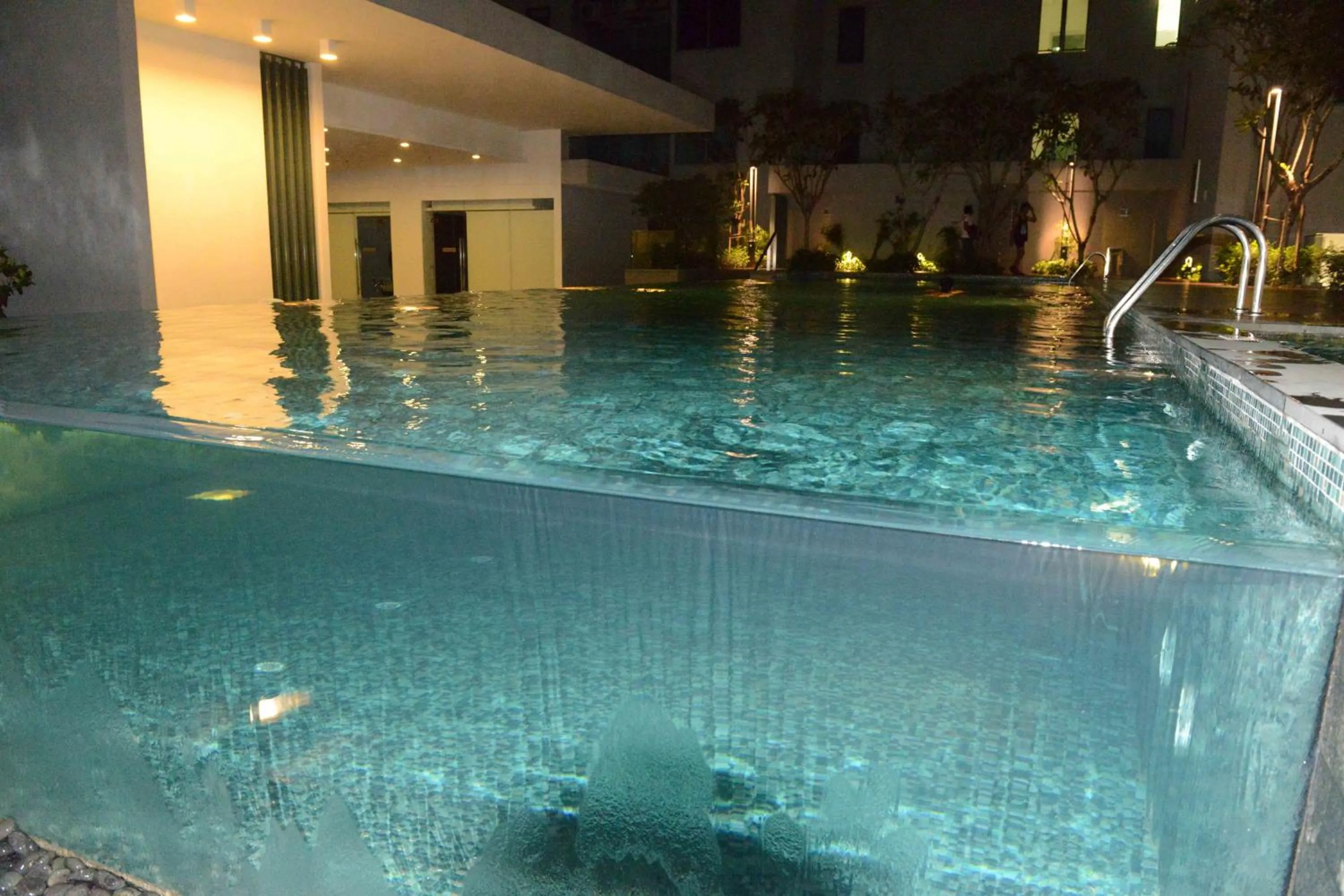 Night in Summer Suites Studios