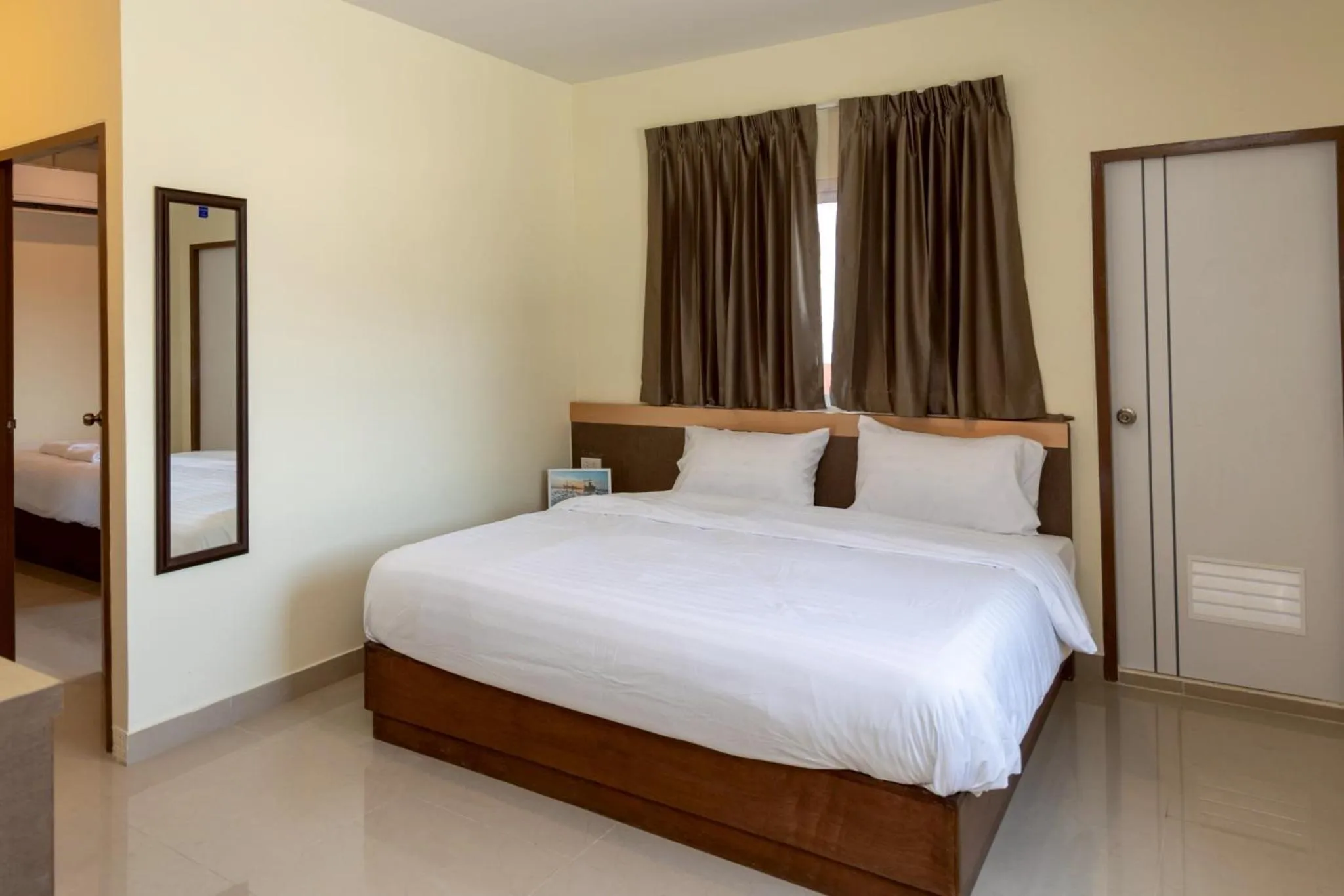 Bed in Sea Inn Pattaya