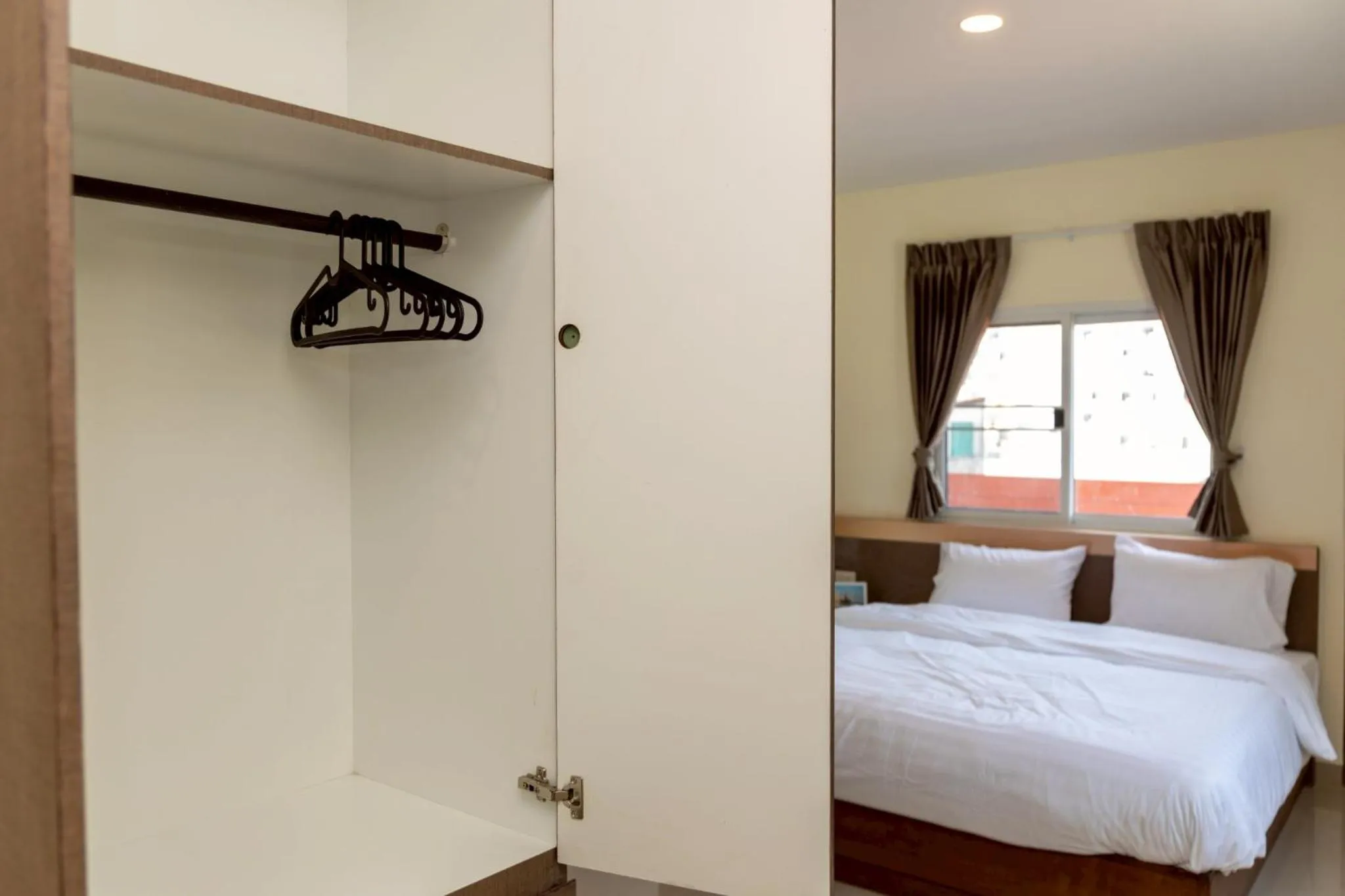 Bed in Sea Inn Pattaya