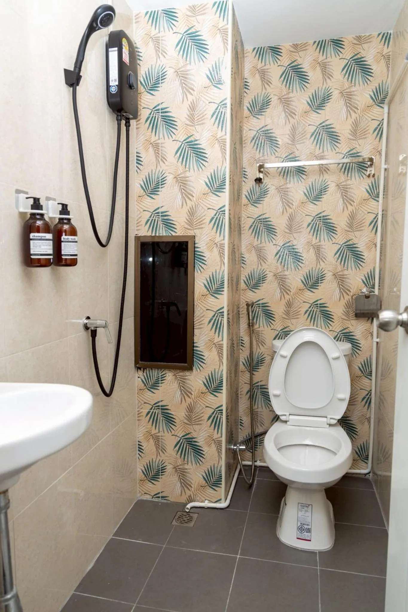 Toilet in Sea Inn Pattaya