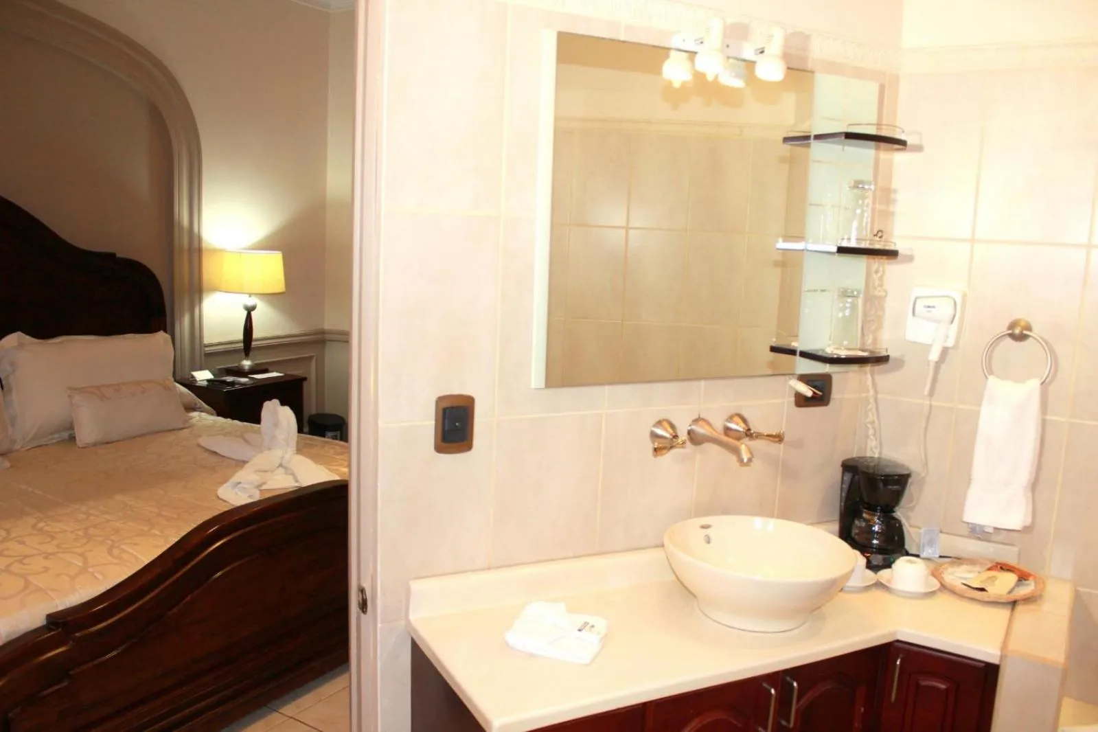 Bathroom, Bed in Sportsmens Lodge - Gentlemen's Club