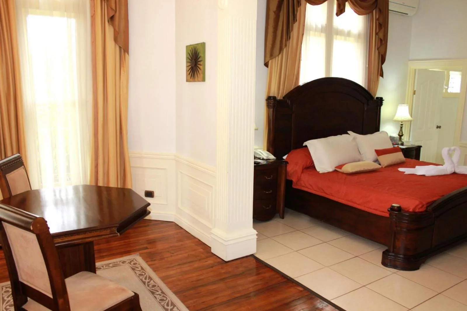 Photo of the whole room, Bed in Sportsmens Lodge - Gentlemen's Club