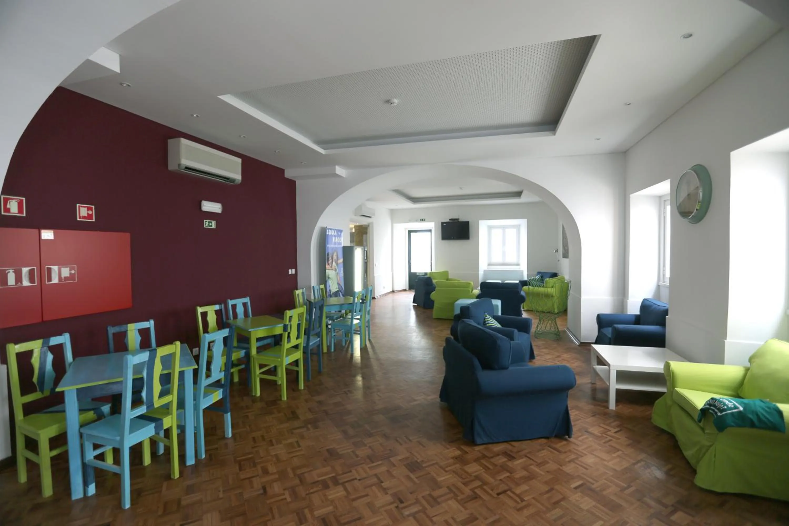 Communal lounge/ TV room in HI Évora – Pousada de Juventude
