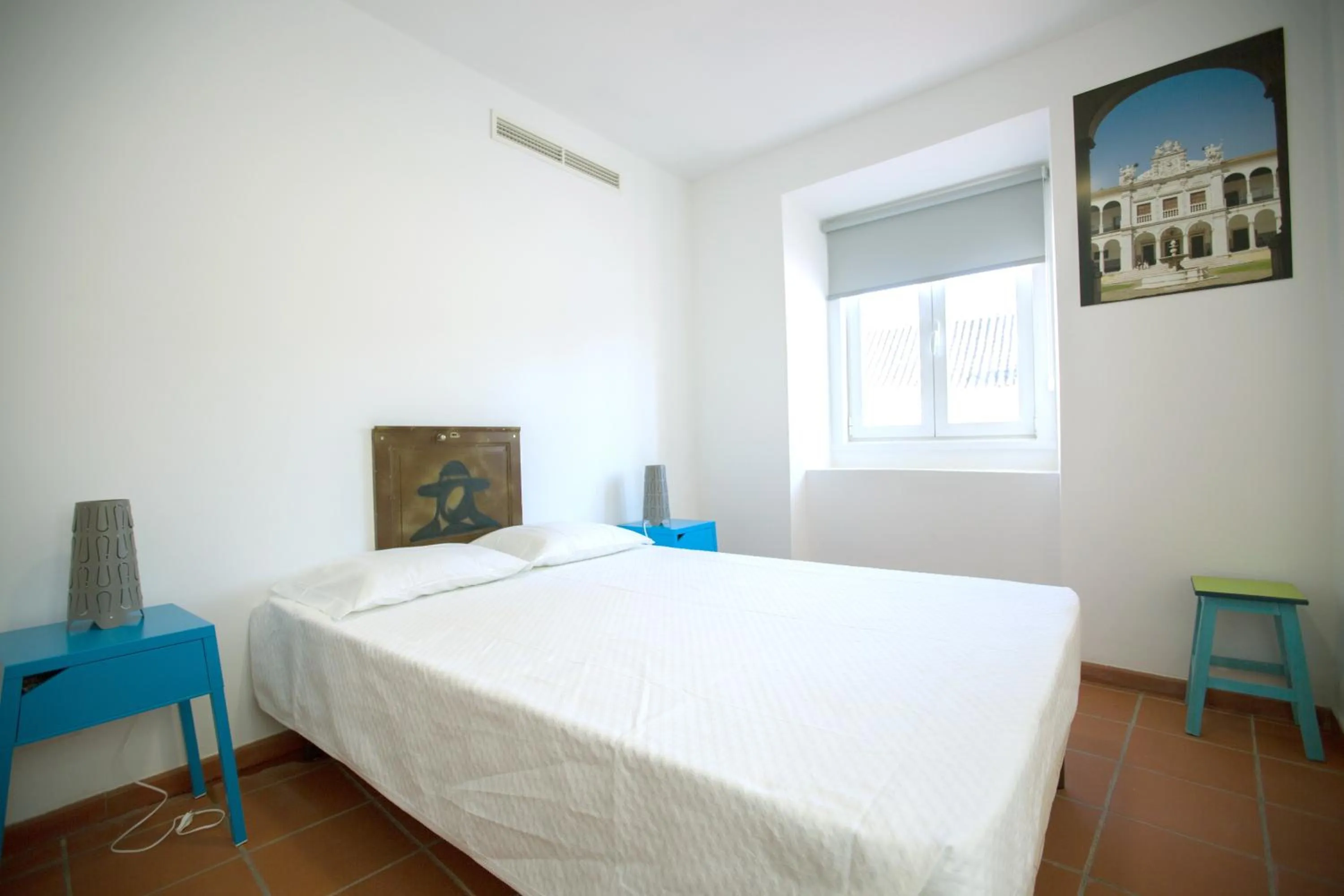 Decorative detail, Bed in HI Évora – Pousada de Juventude