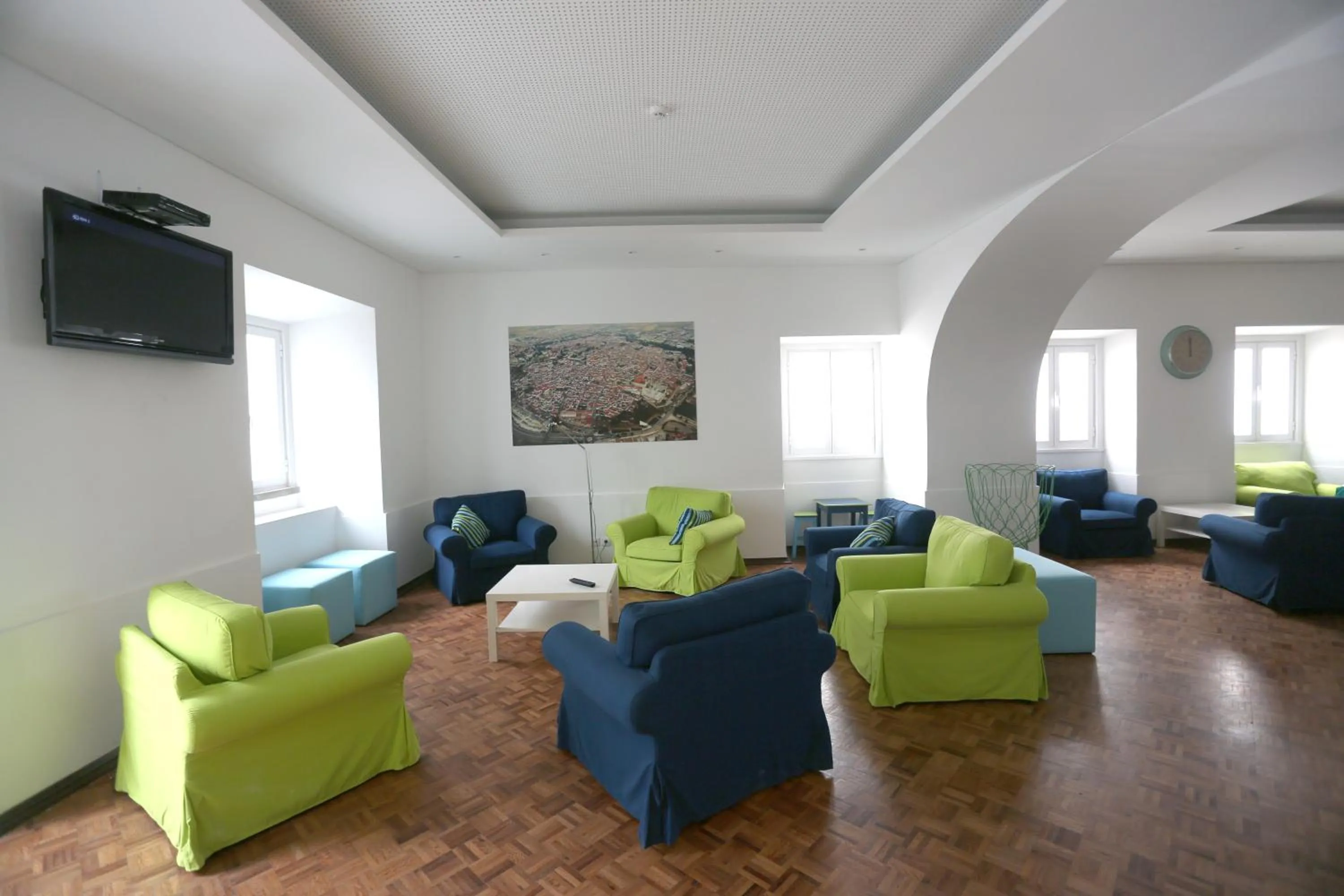 Communal lounge/ TV room in HI Évora – Pousada de Juventude