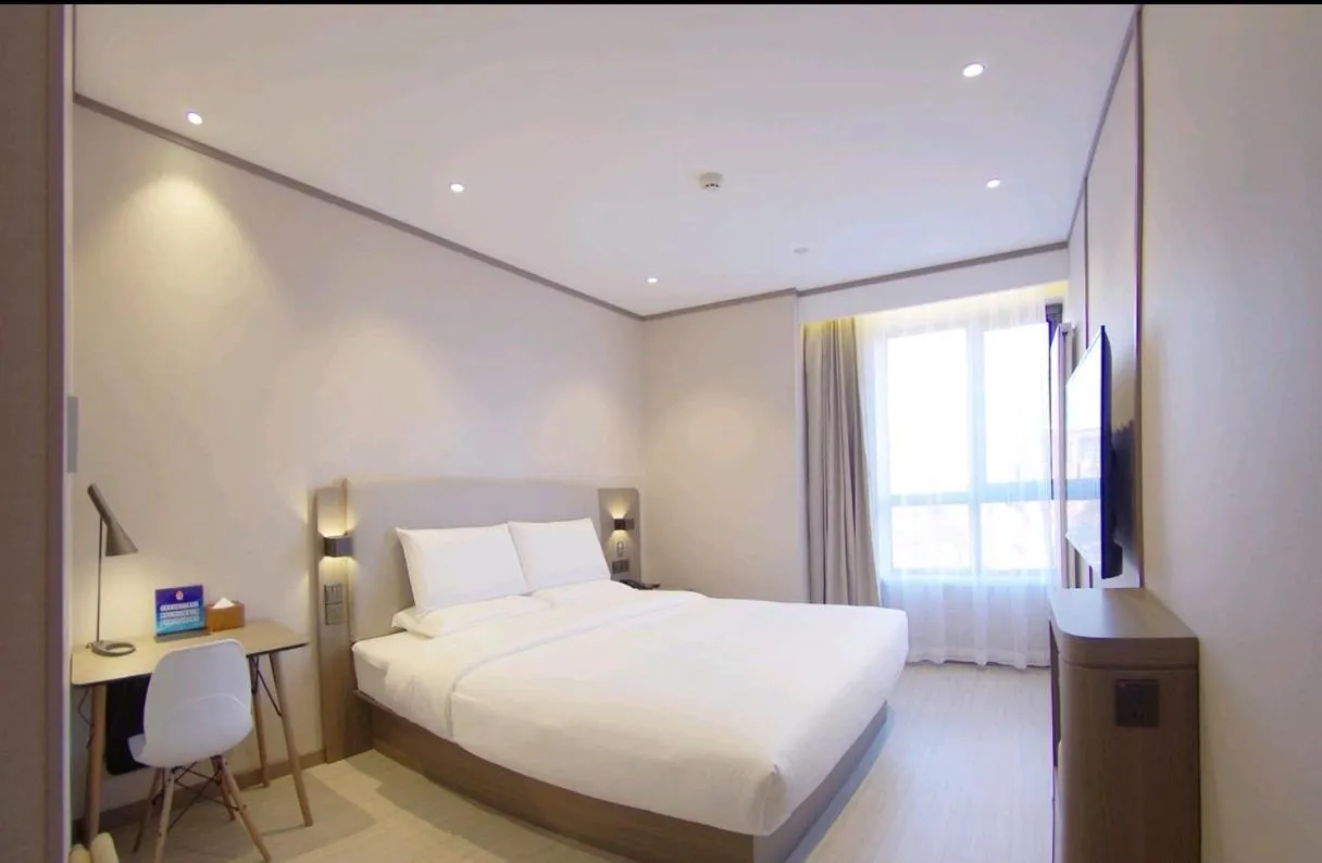Bed in Hanting Hotel Beijing Songjiazhuang Subway Station