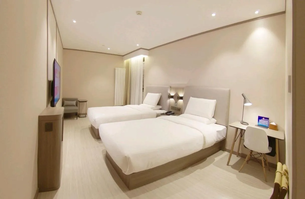 Bed in Hanting Hotel Beijing Songjiazhuang Subway Station