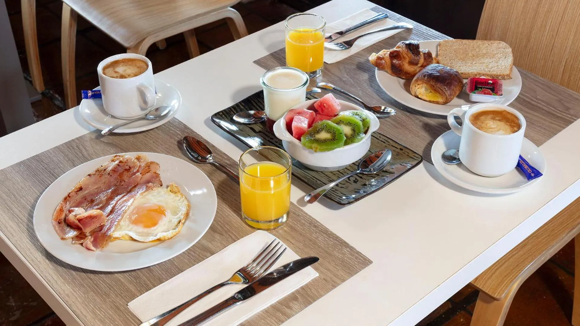 Food and drinks in Globales Playa de Las Llanas