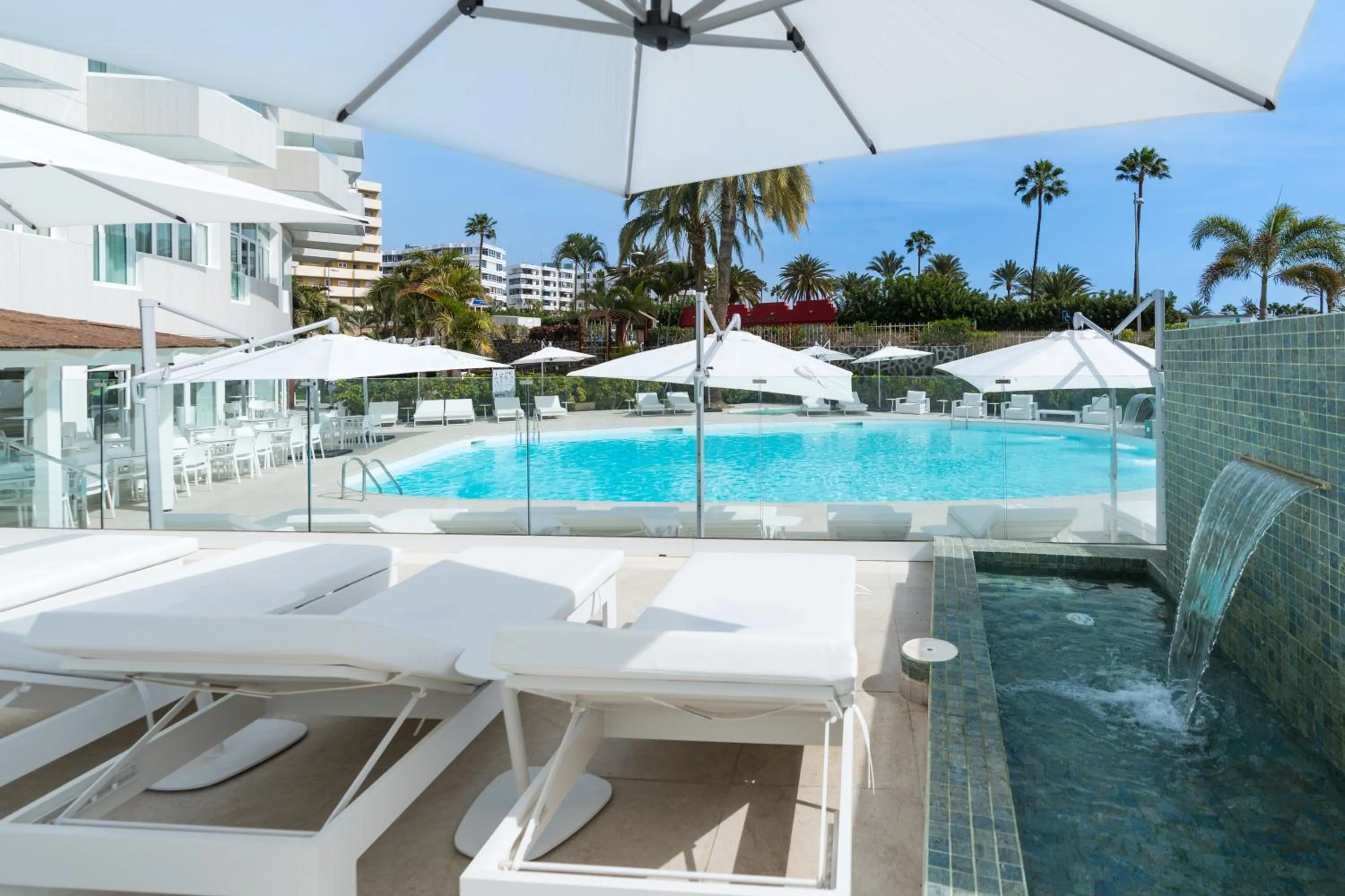 Swimming pool in HL Rondo Hotel