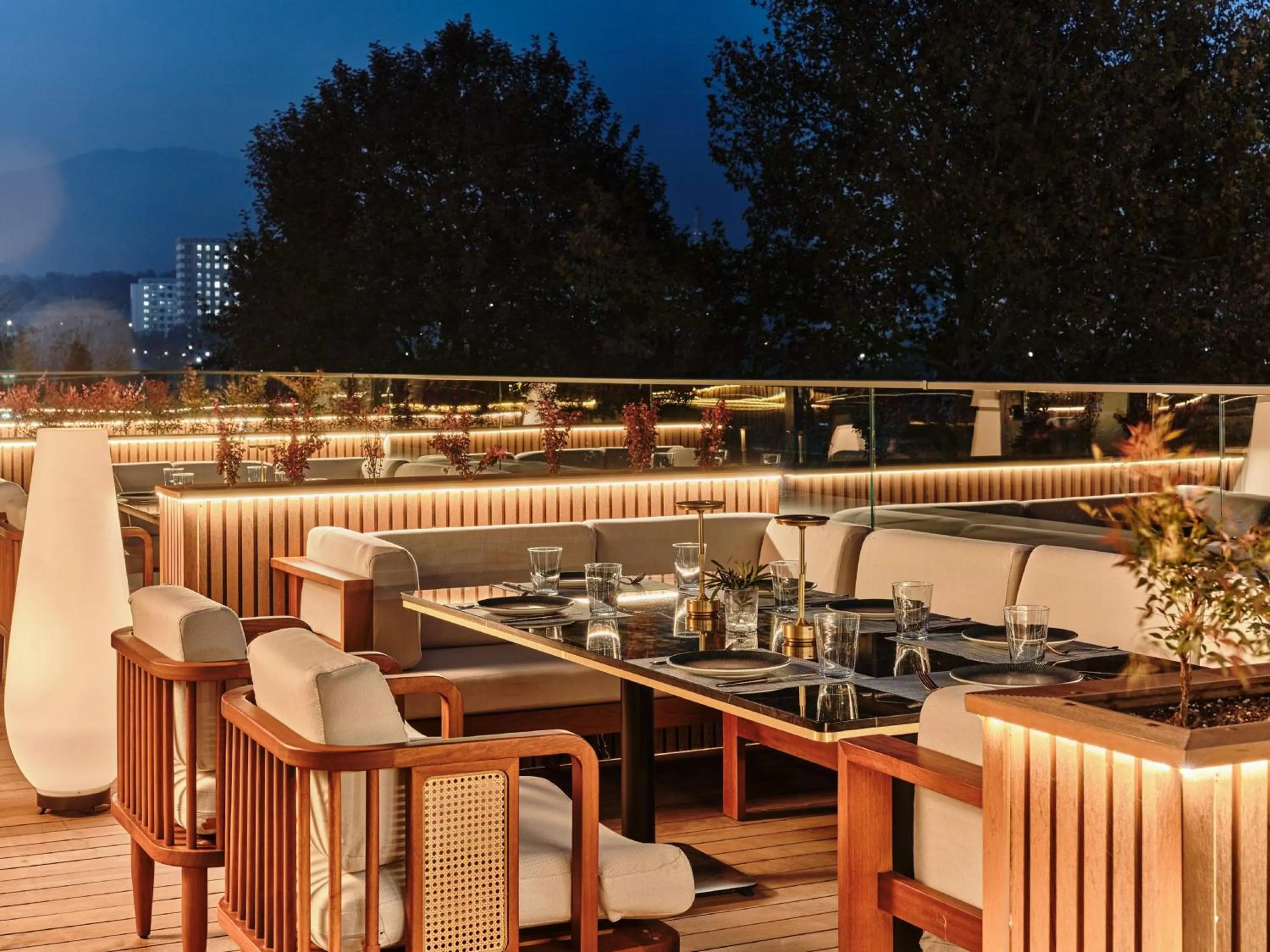 Lounge or bar in Crowne Plaza Dushanbe by IHG