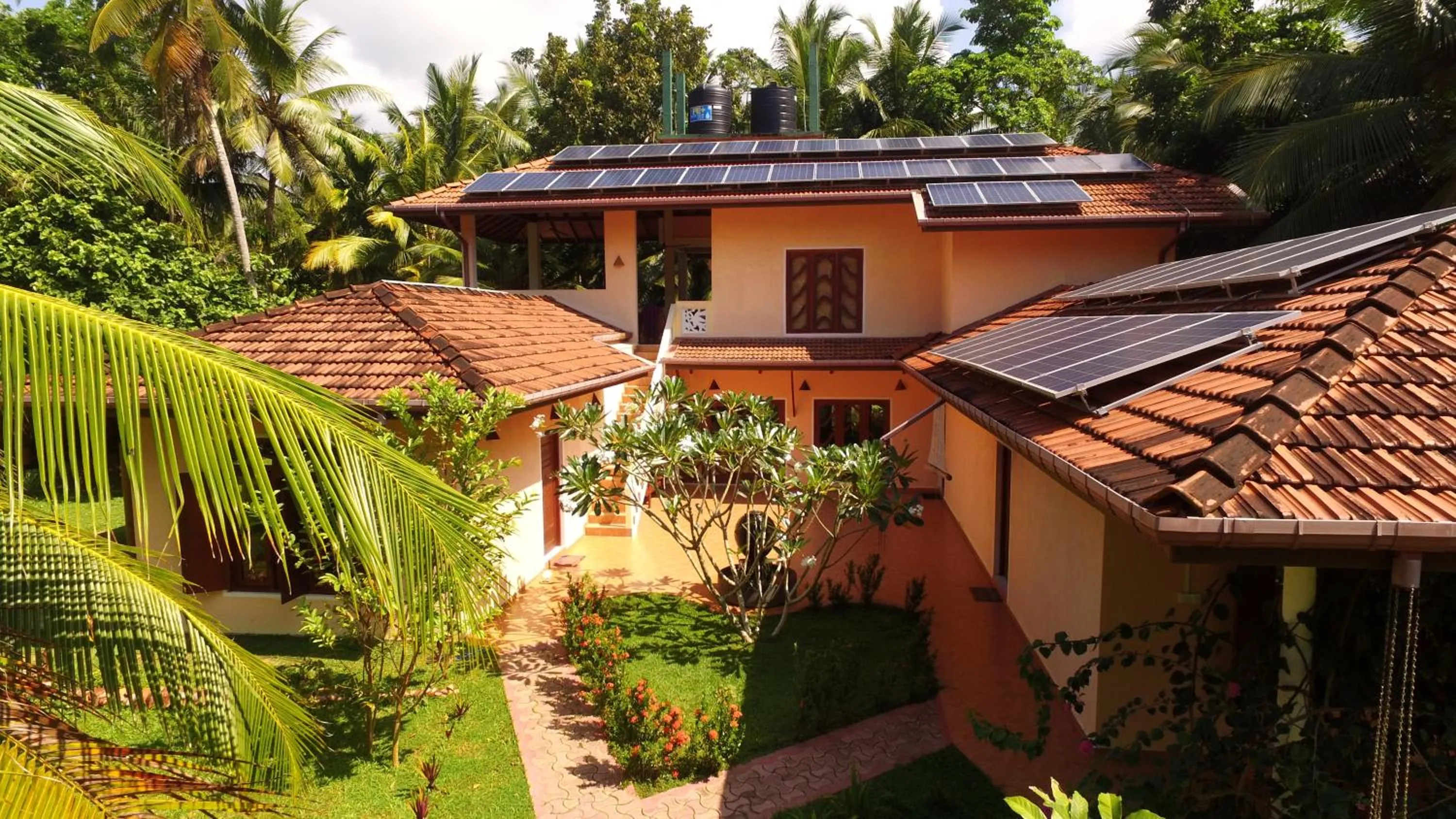 Facade/entrance in King Coconut Lodge