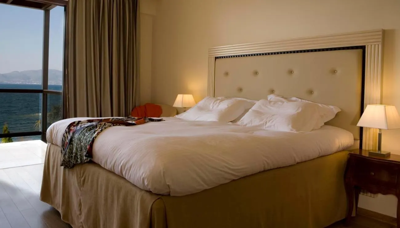 Bed in Valis Resort Hotel