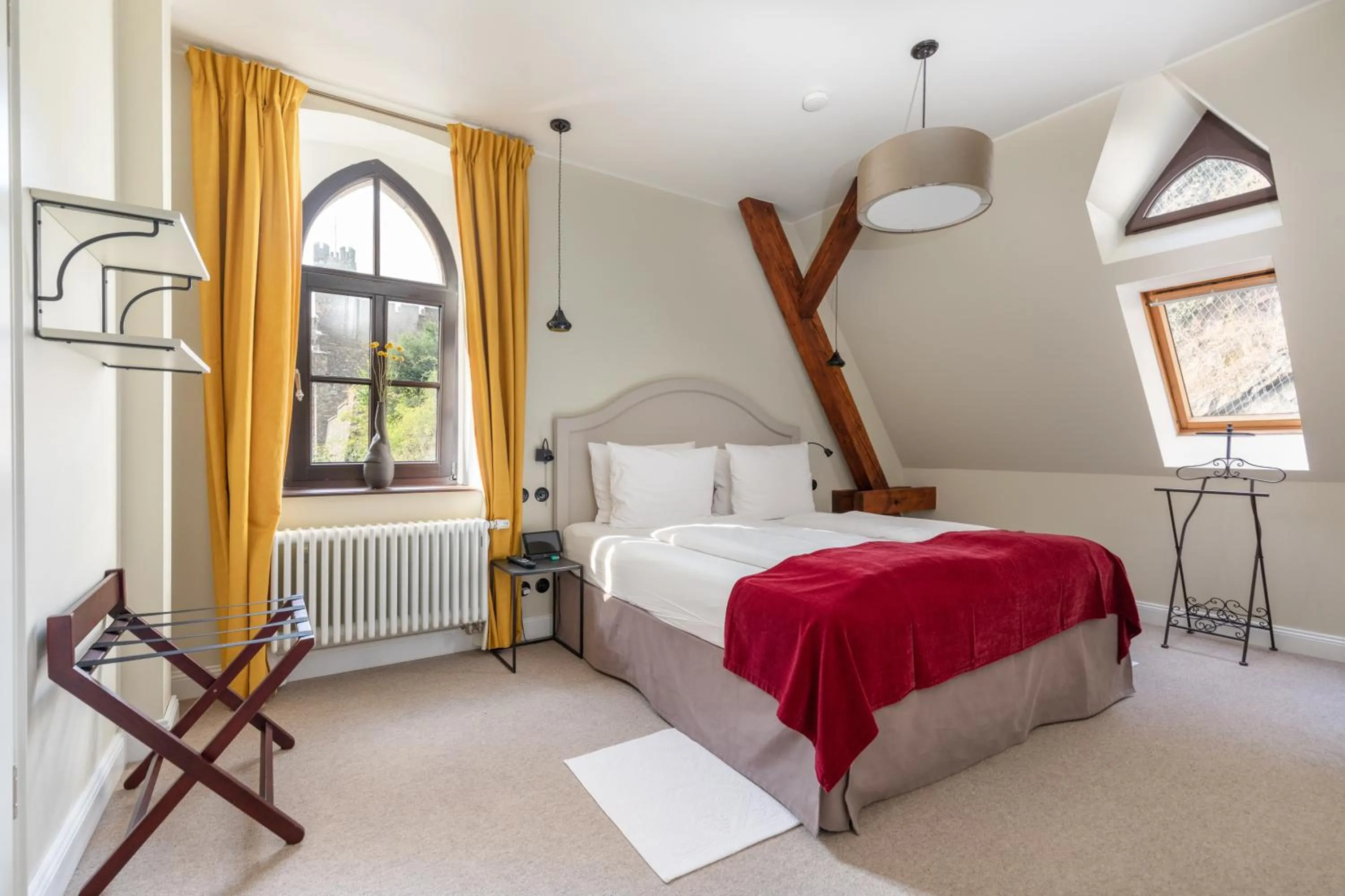 Photo of the whole room, Bed in Burg Reichenstein