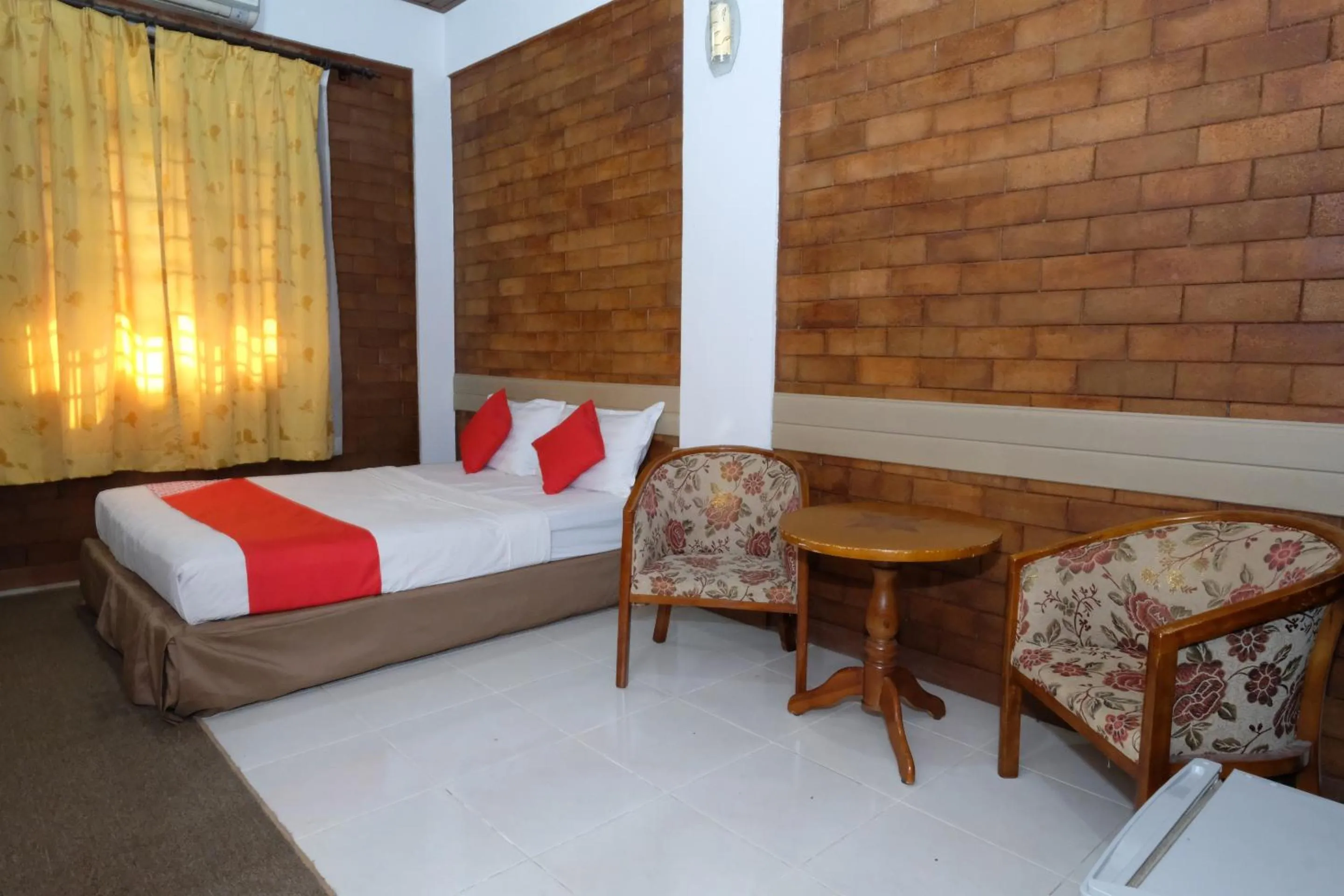 Photo of the whole room, Bed in OYO 1017 Al-inshirah Inn